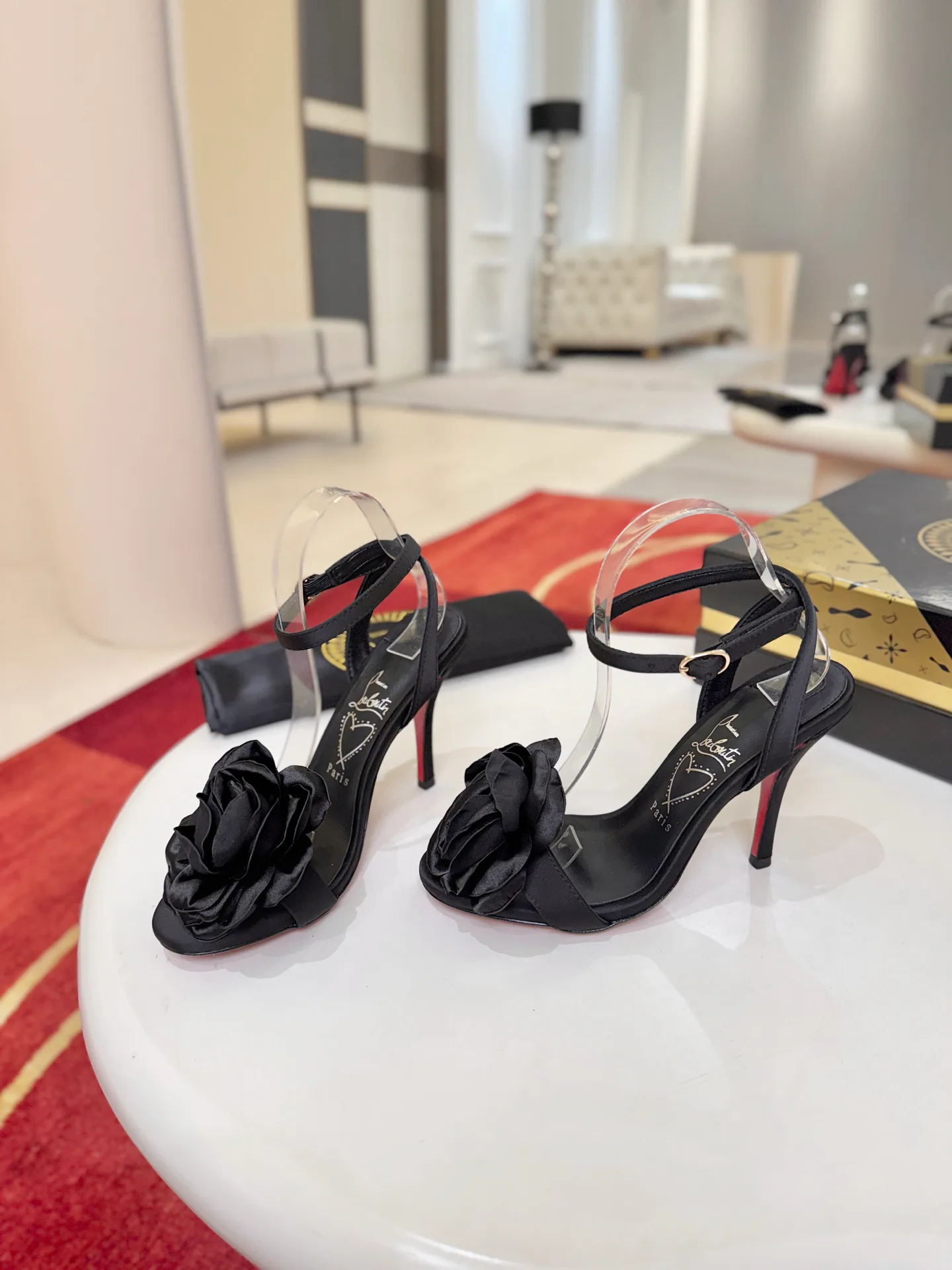 Босоножки Женские Christian Louboutin 18275833