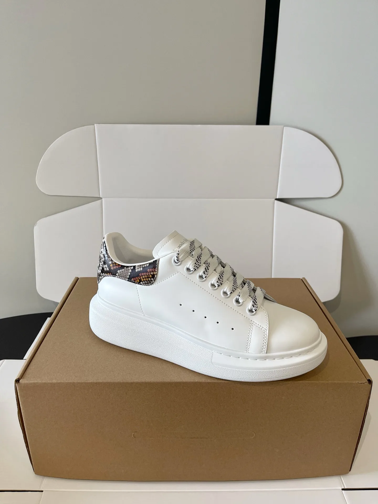 Кроссовки Женские Alexander Mcqueen 18092485