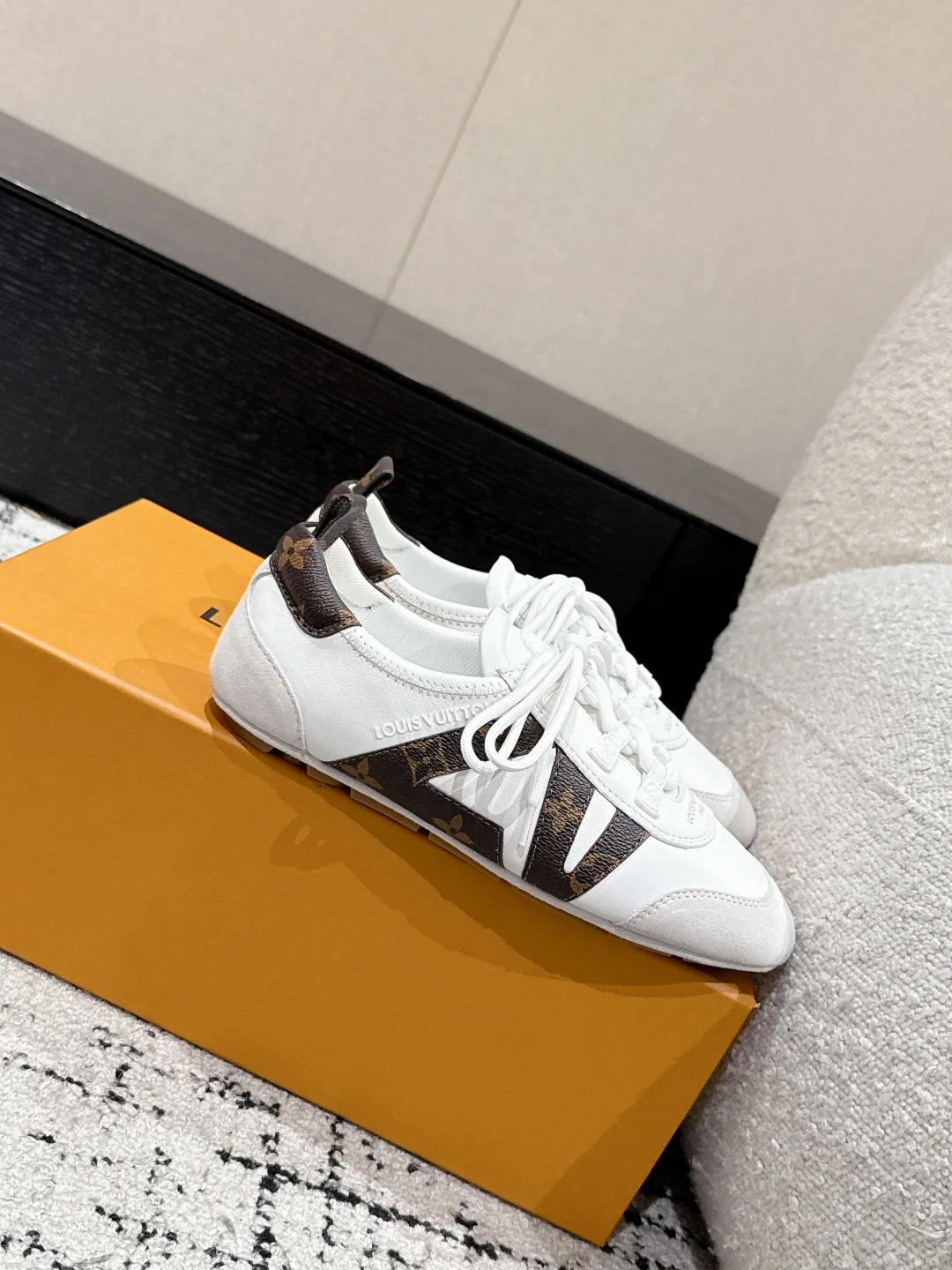 Кроссовки Женские Louis Vuitton 18409750