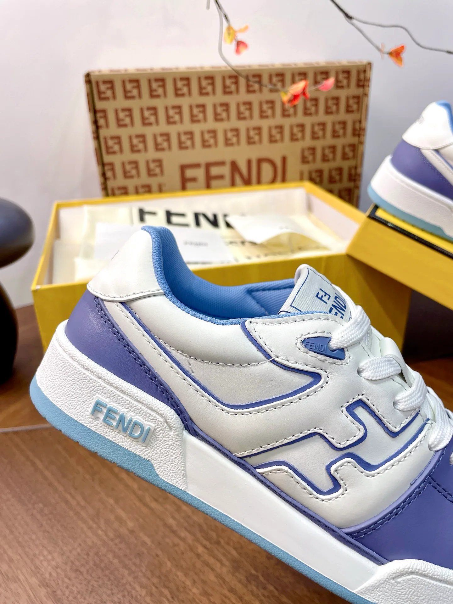 Кроссовки Женские Fendi 17957316