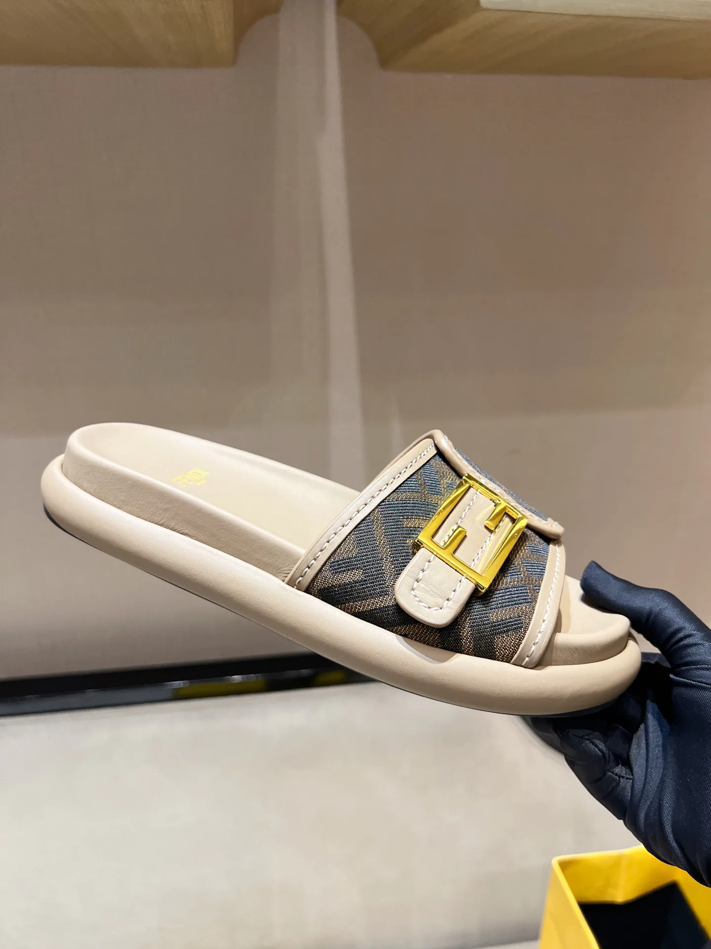 Шлепанцы Женские Fendi 11156798