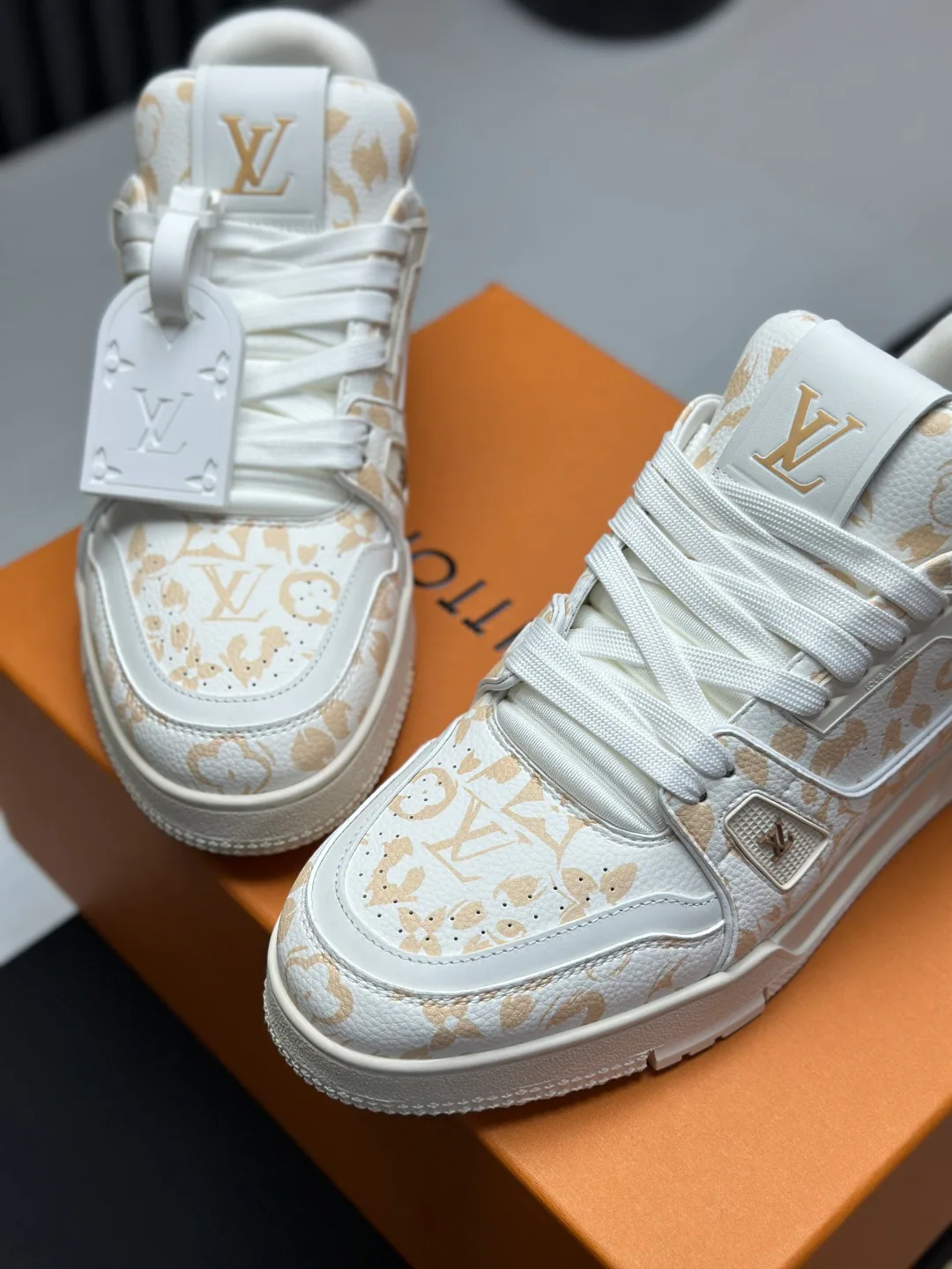 Кроссовки Женские Louis Vuitton 10646365