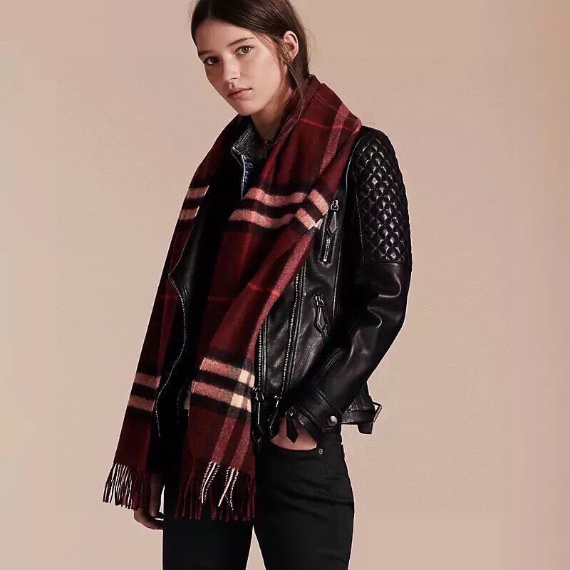 Шарфы Burberry 18507484