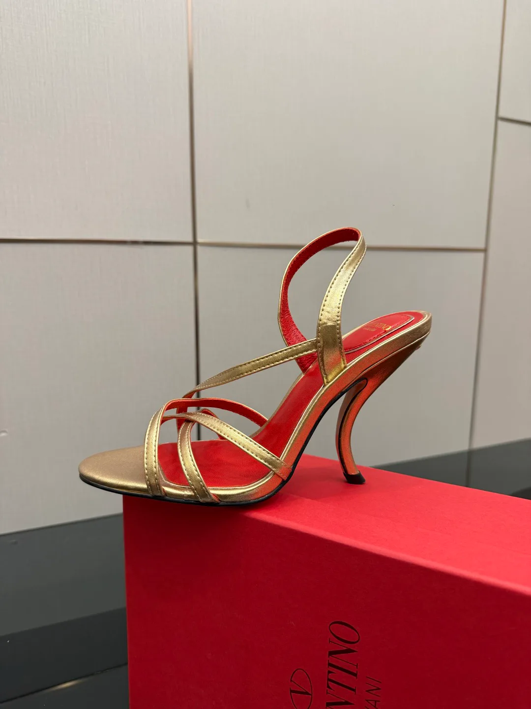 Босоножки Женские Valentino 5052060