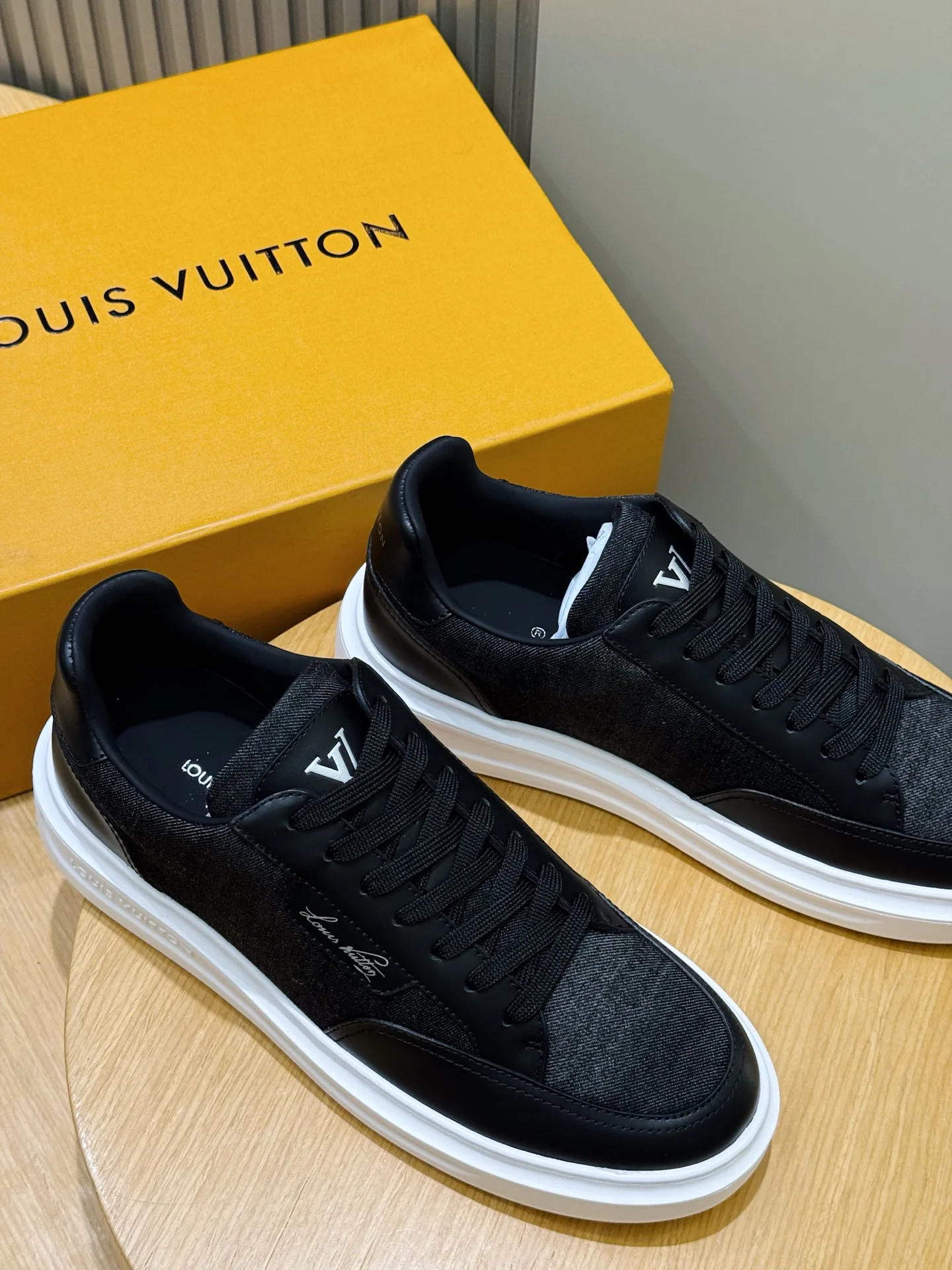 Кроссовки Мужские Louis Vuitton 19548874