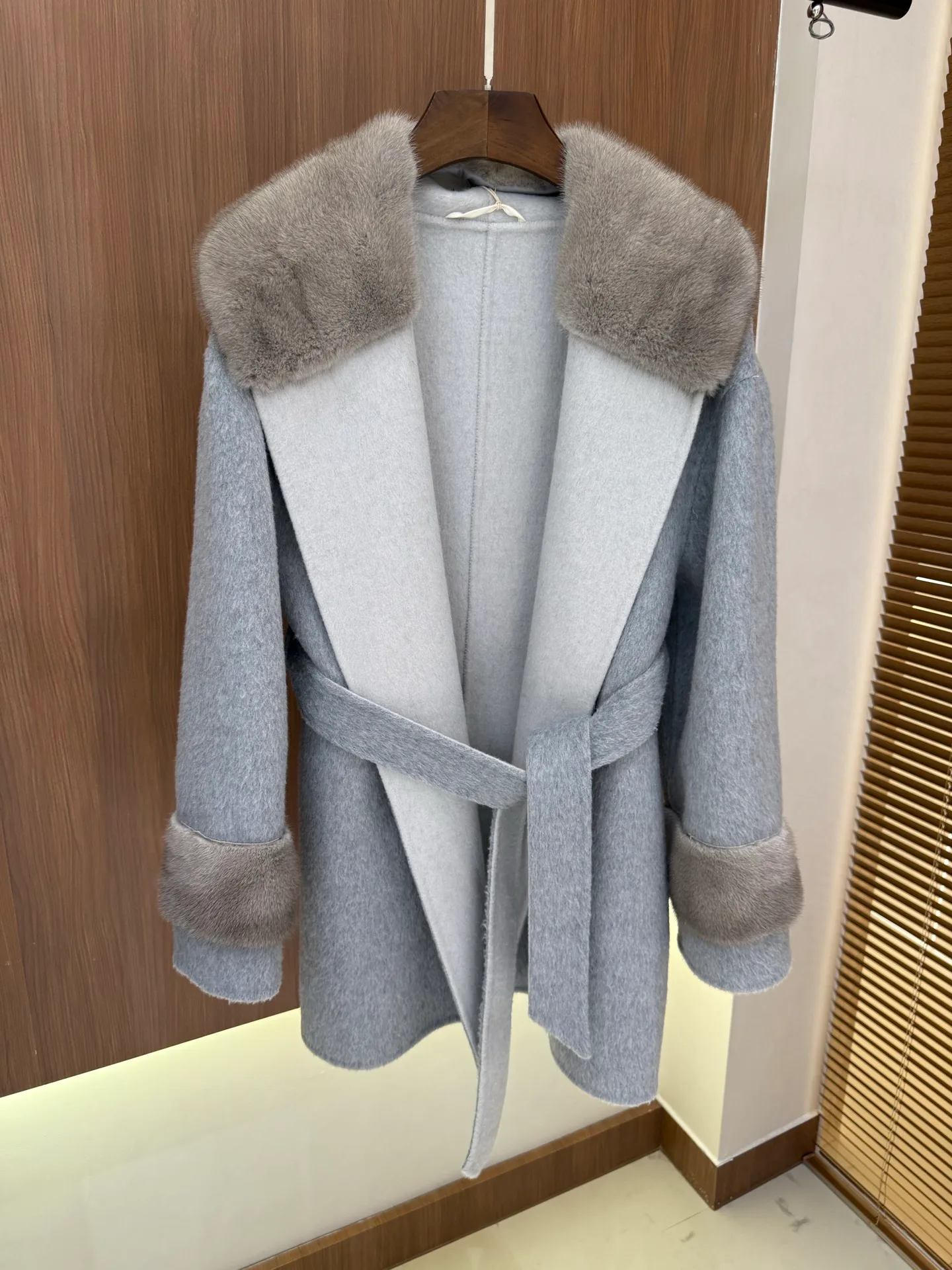 Куртки И Пуховики Женские Fendi 556939