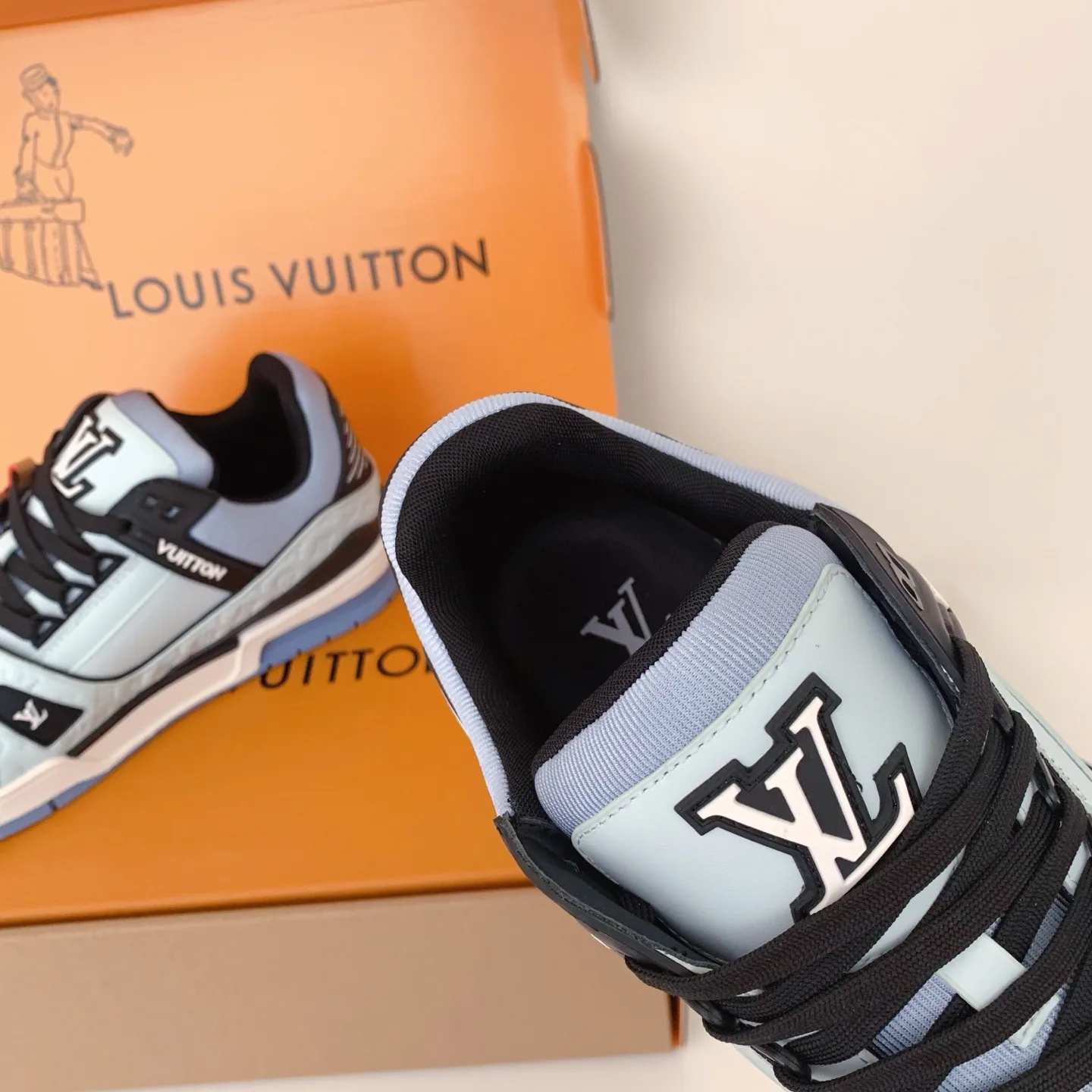 Кроссовки Женские Louis Vuitton 18258380