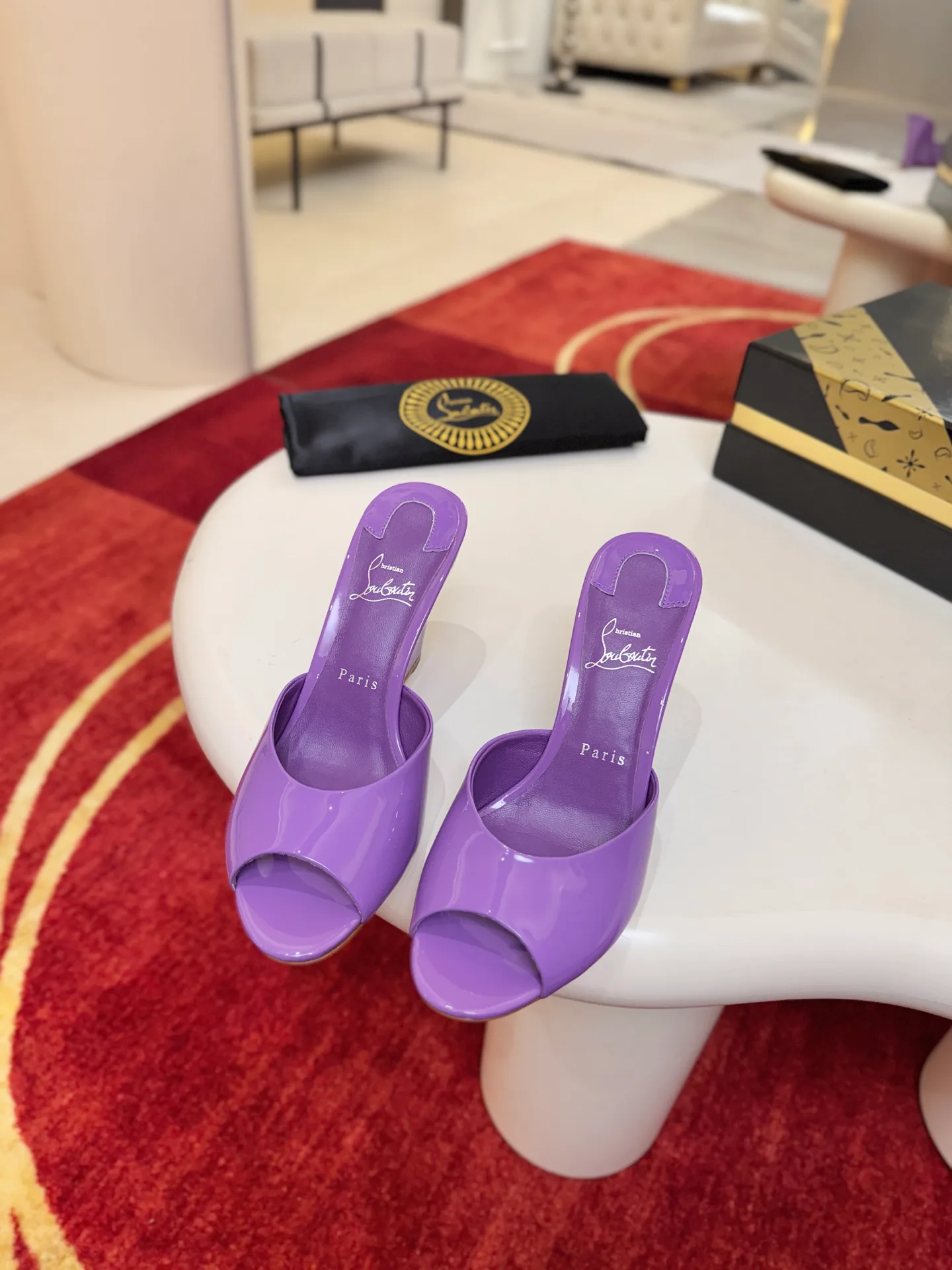 Босоножки Женские Christian Louboutin 18500933