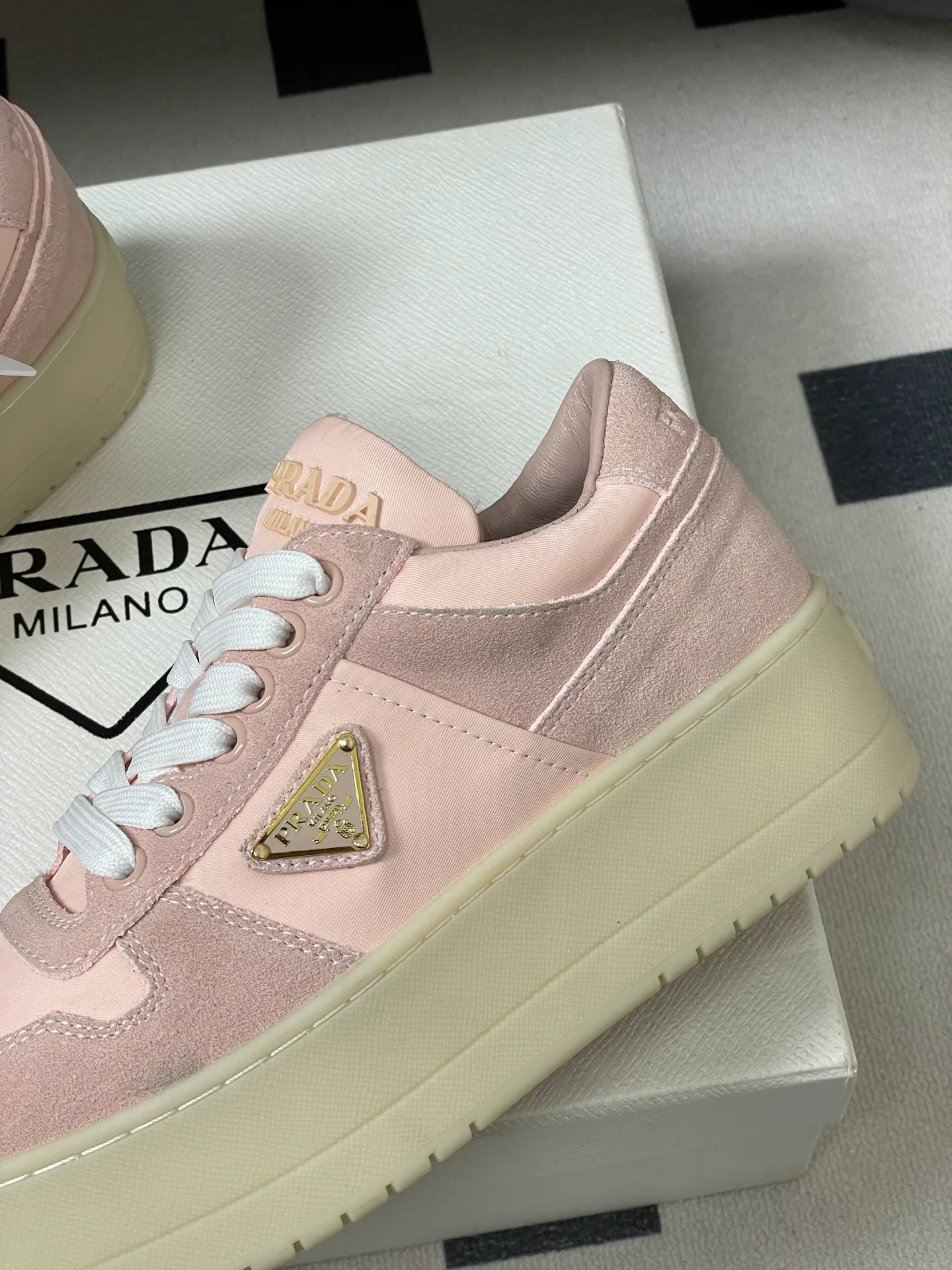 Кроссовки Женские Prada 12810940