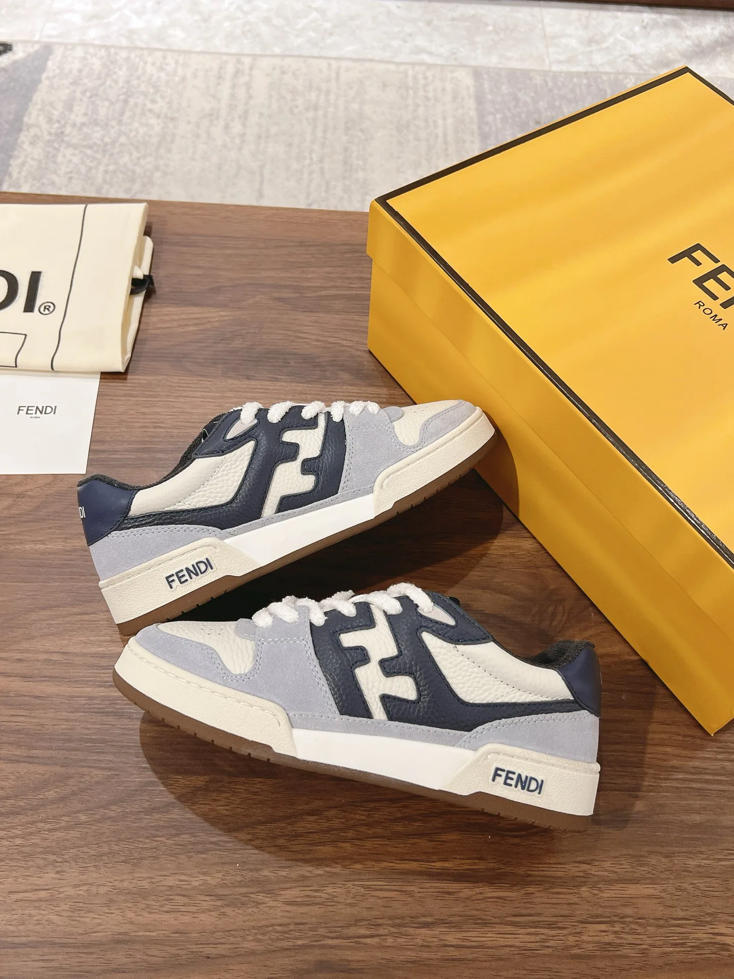 Кроссовки Женские Fendi 18219600