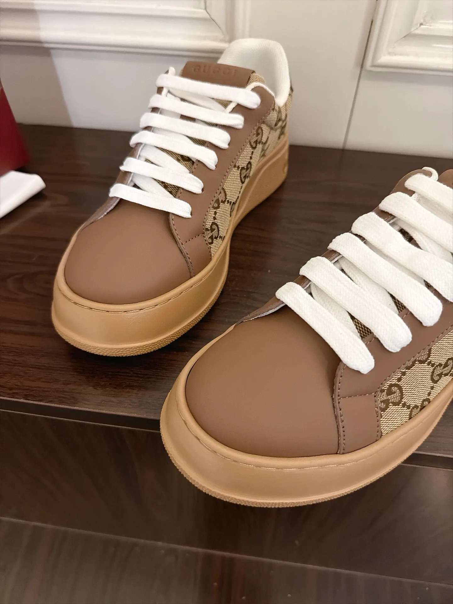 Кроссовки Женские Gucci 18889320