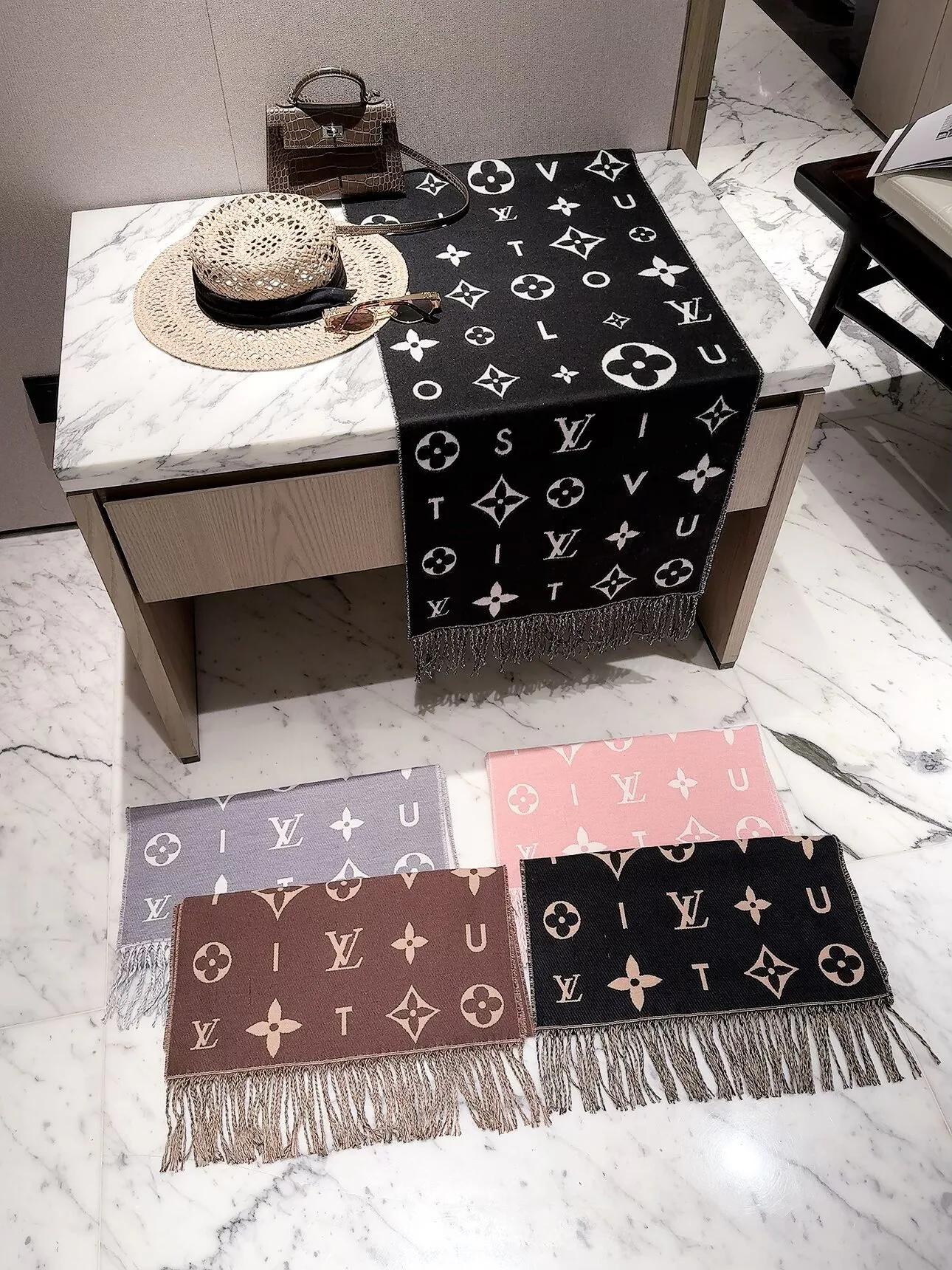 Шарфы Louis Vuitton 18377563
