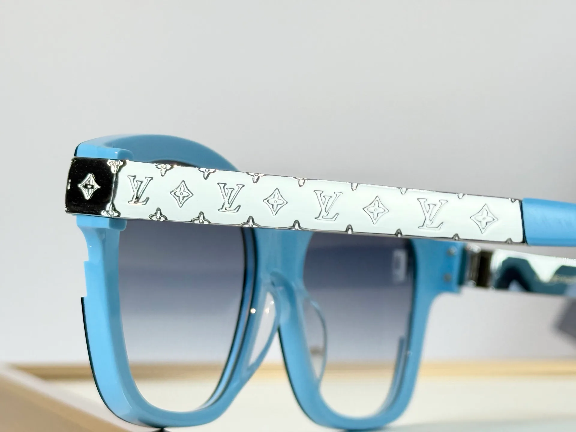 Очки Louis Vuitton 18118323