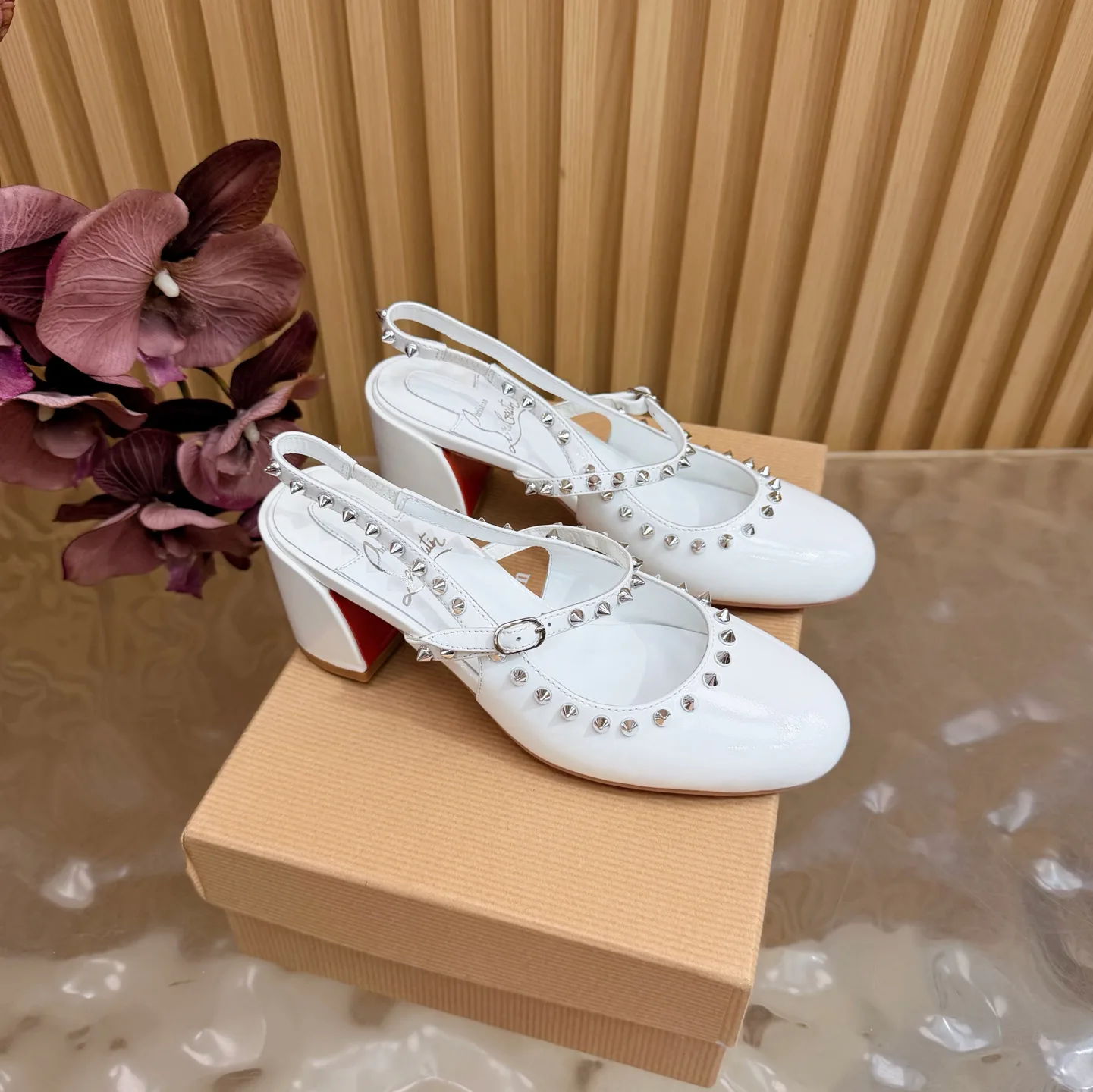 Босоножки Женские Christian Louboutin 11776984