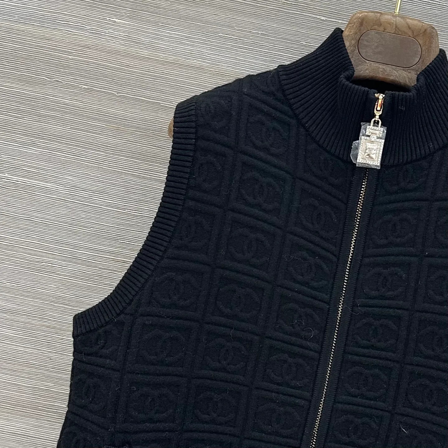 Жилеты Женские Chanel 19241386