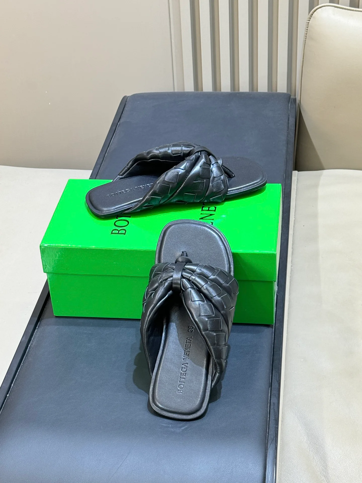 Шлепанцы Женские Bottega Veneta 18073676