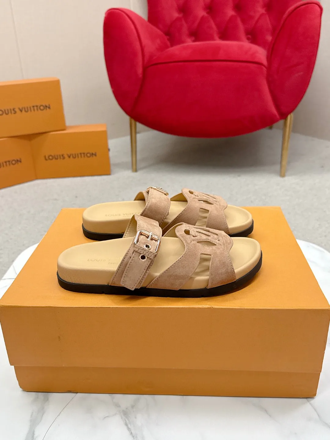 Шлепанцы Женские Louis Vuitton 18235700