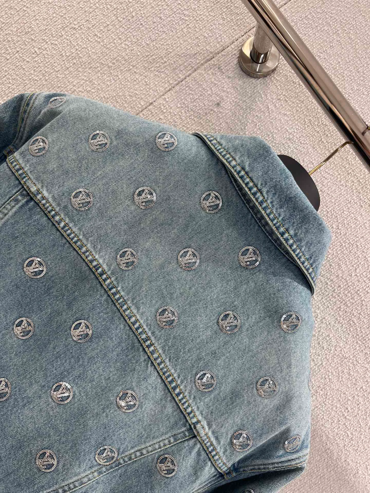 Куртки И Пуховики Женские Louis Vuitton 1079304