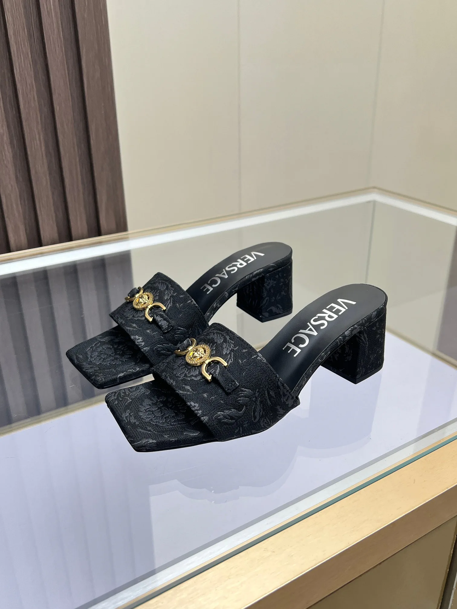 Босоножки Женские Versace 18198224