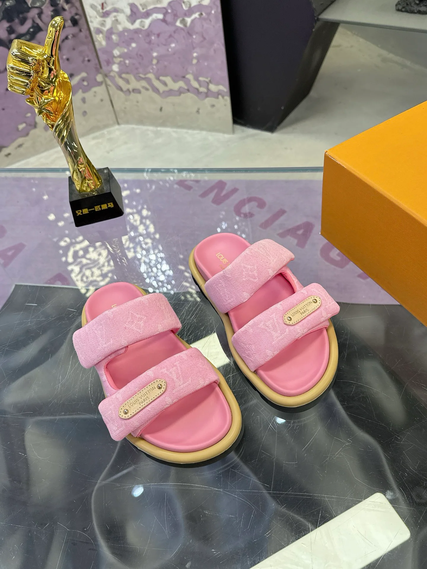 Шлепанцы Женские Louis Vuitton 17530465