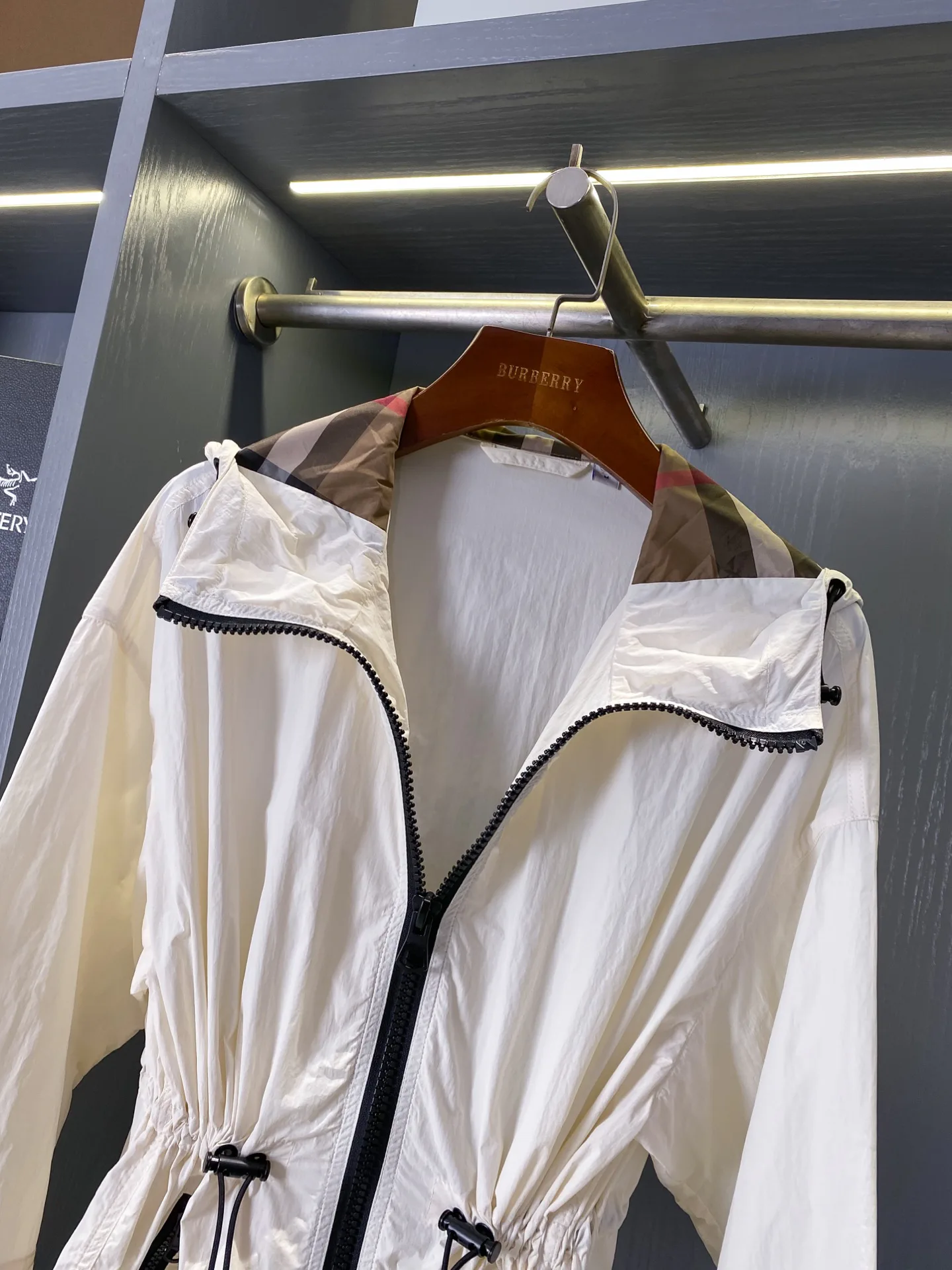 Куртки И Пуховики Женские Burberry 11672144