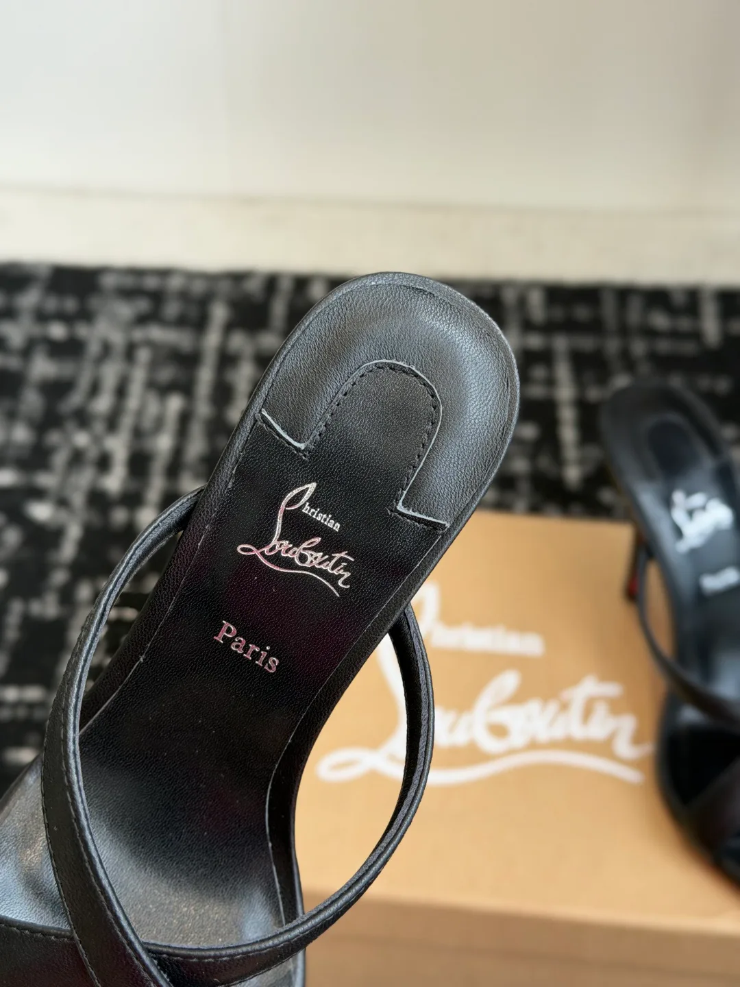 Босоножки Женские Christian Louboutin 17936548