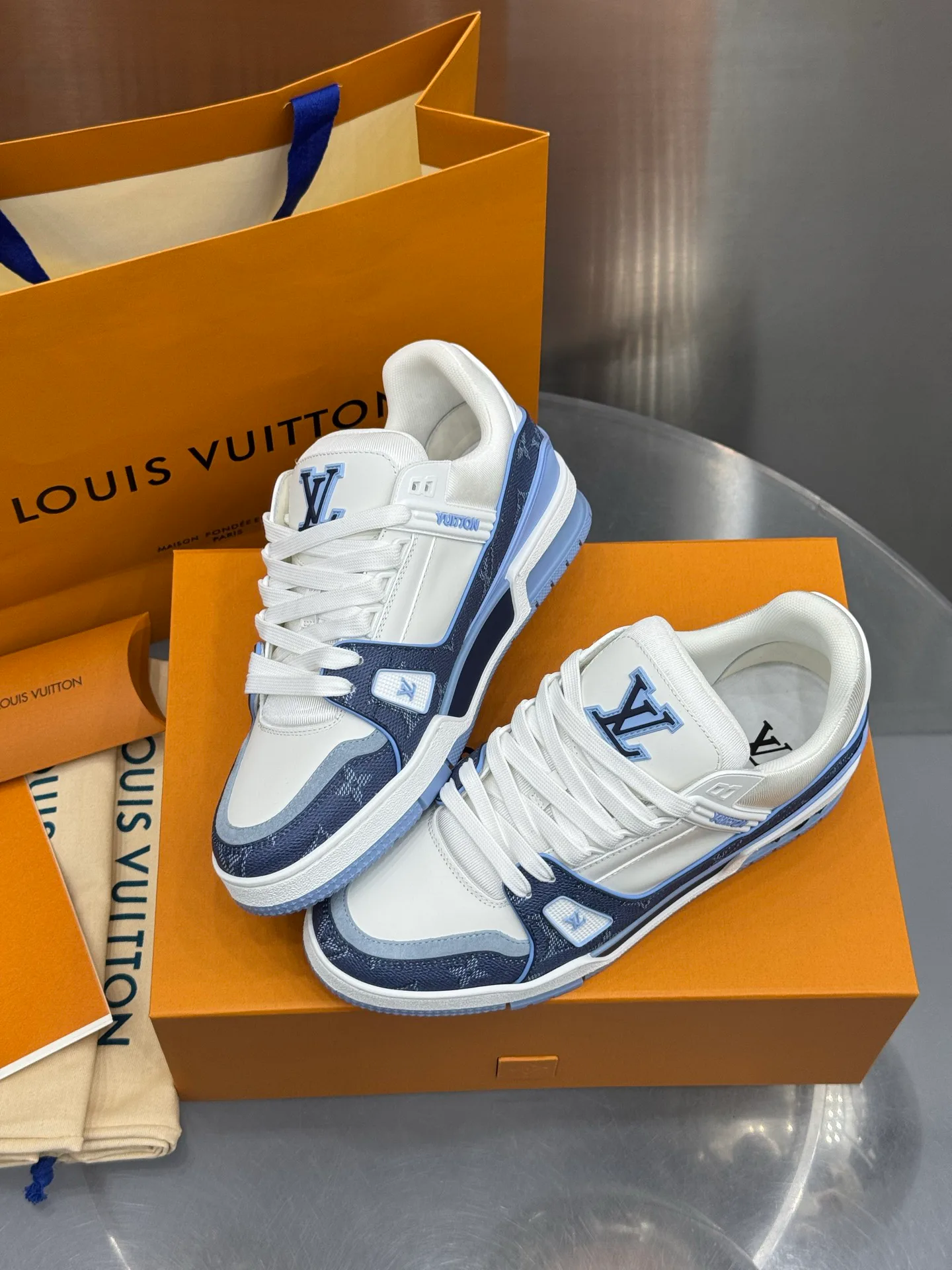 Кроссовки Женские Louis Vuitton 19073332