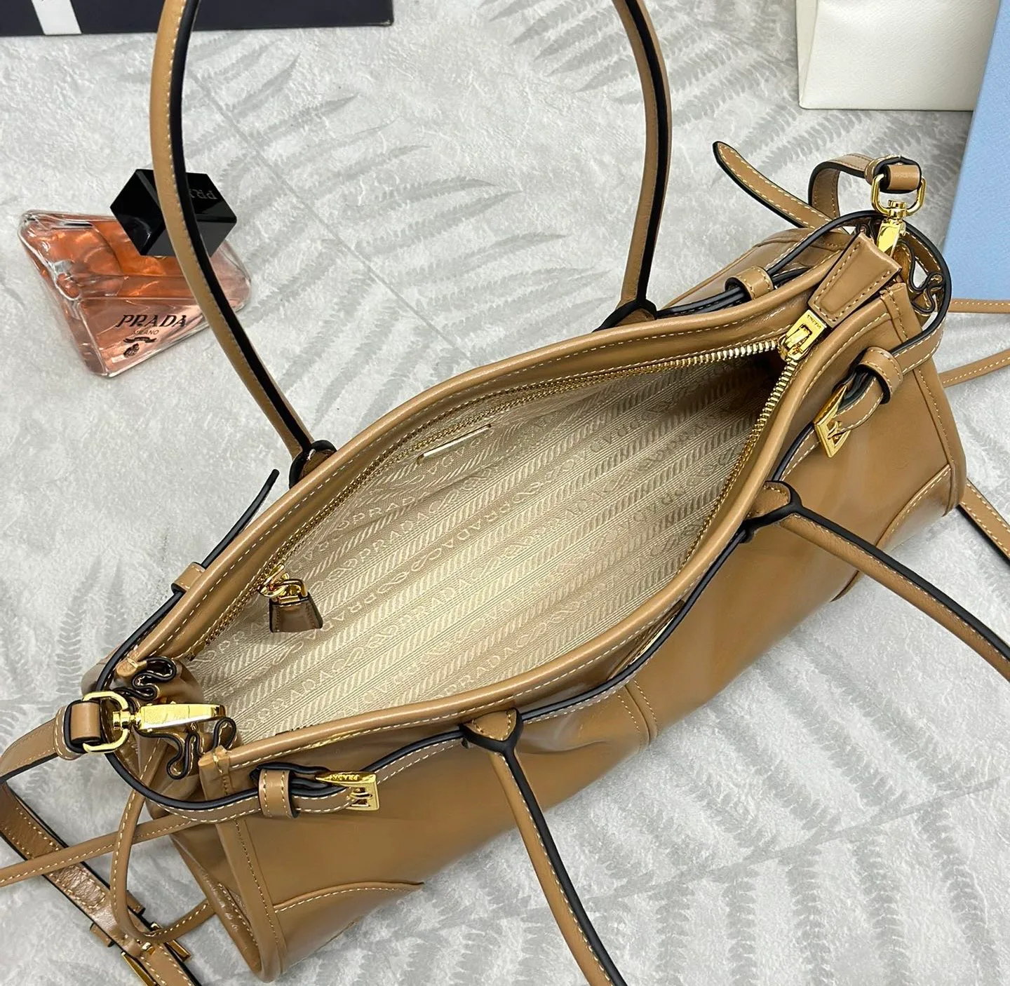 Классические Сумки Женские Prada 11462484