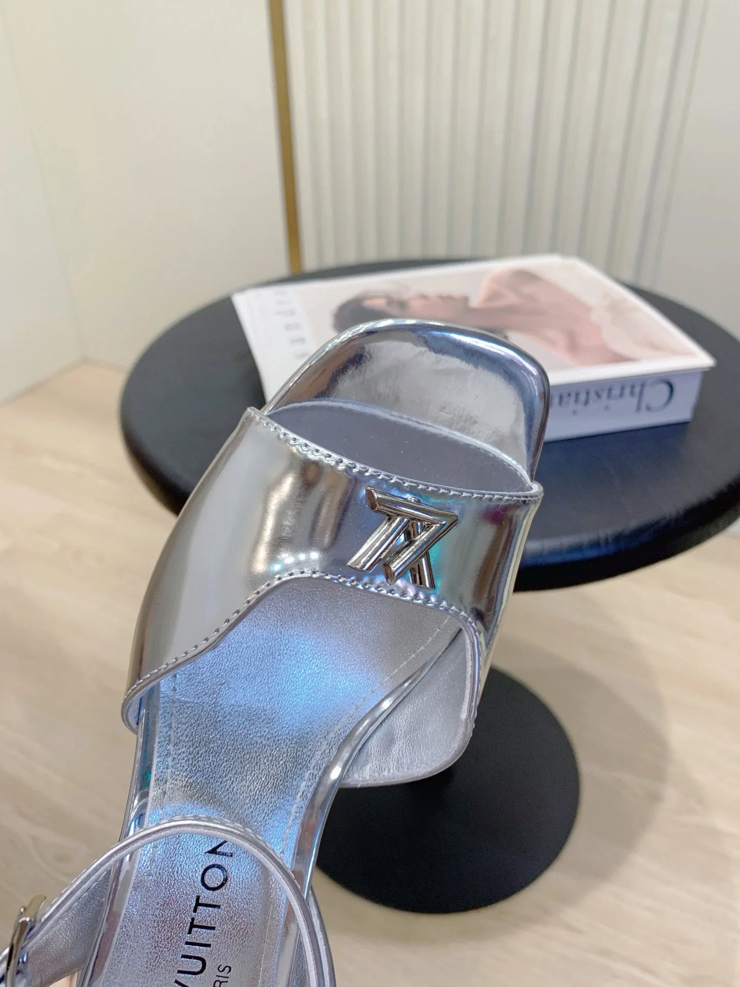 Босоножки Женские Louis Vuitton 18365602