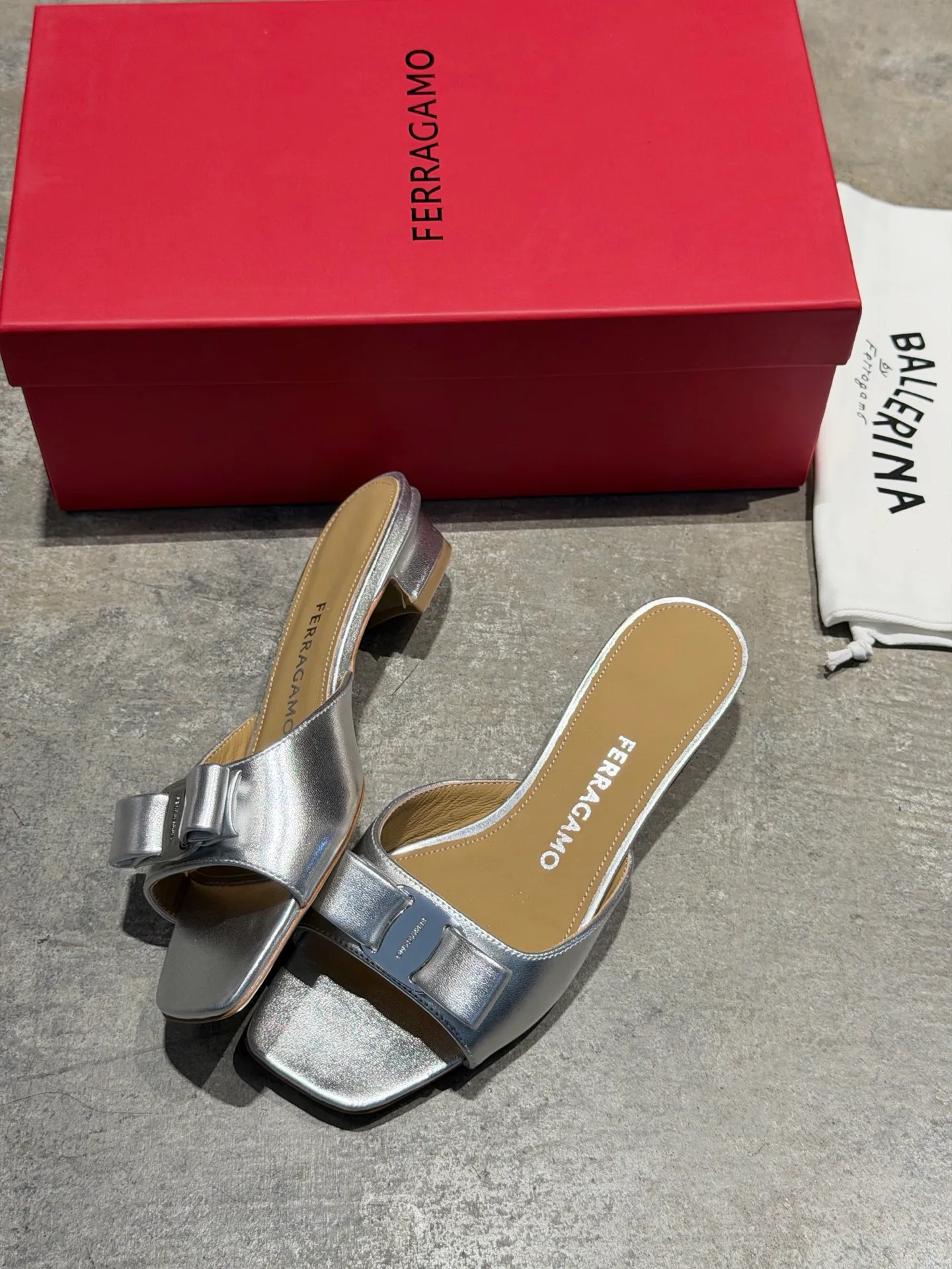 Босоножки Женские Salvatore Ferragamo 17642572