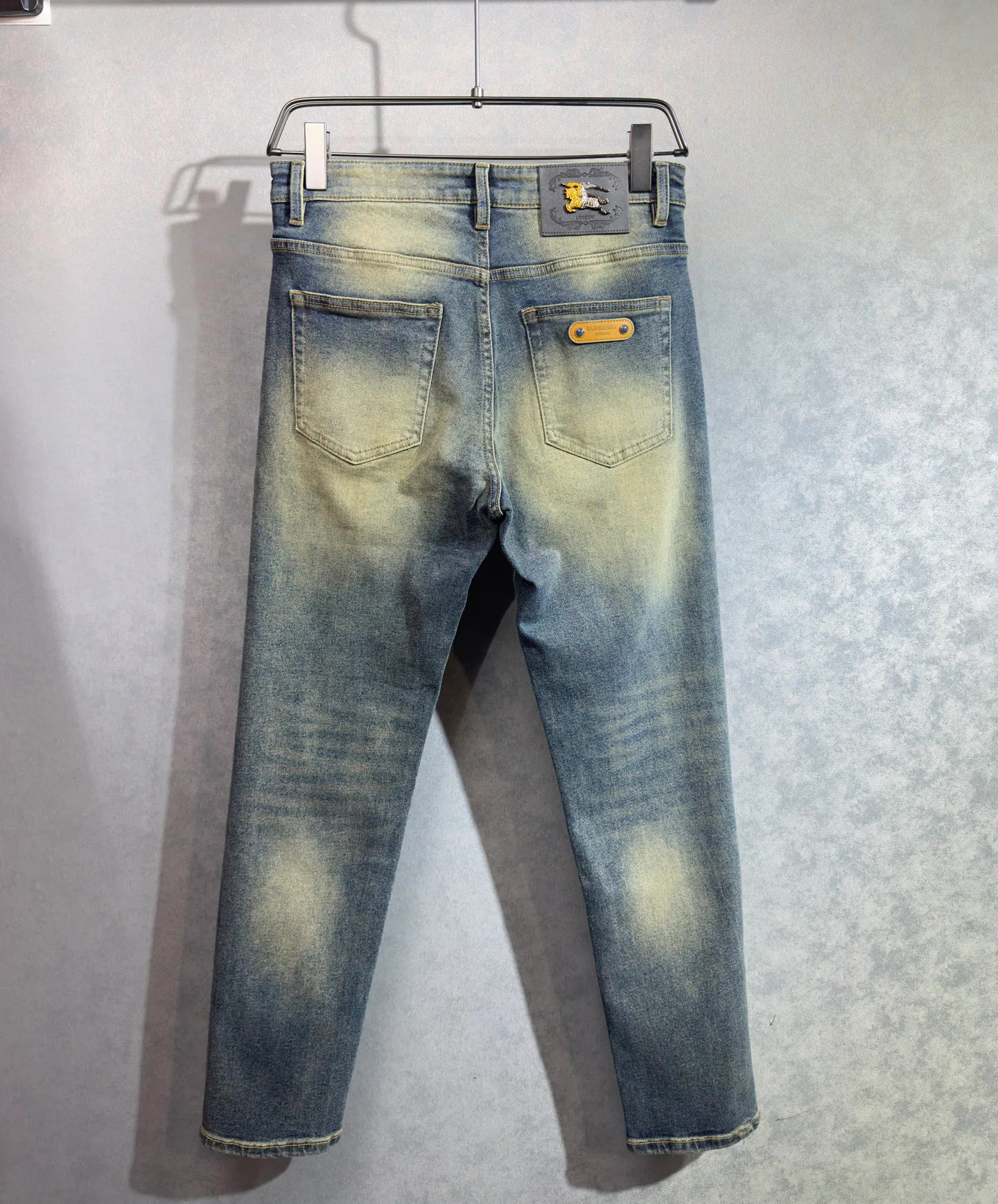 Джинсы Мужские Burberry 18098354