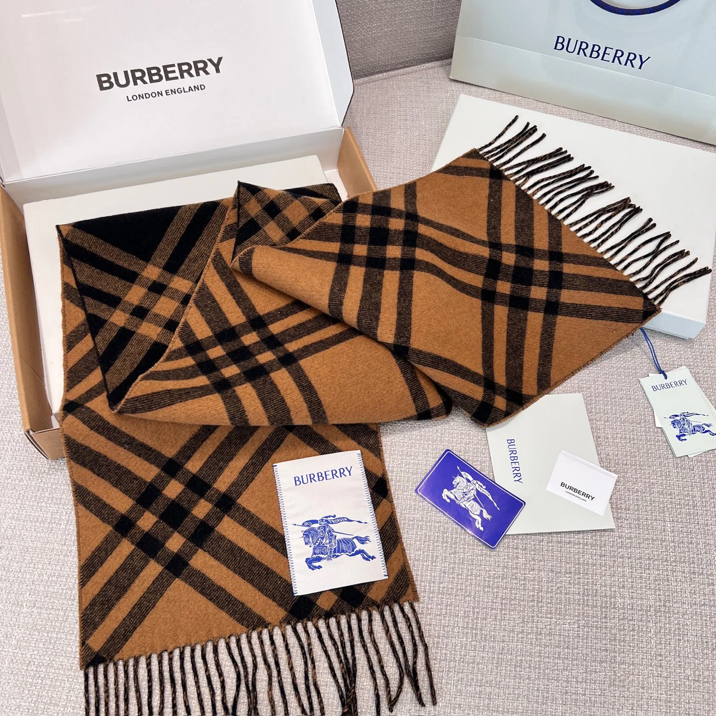 Шарфы Burberry 17945527