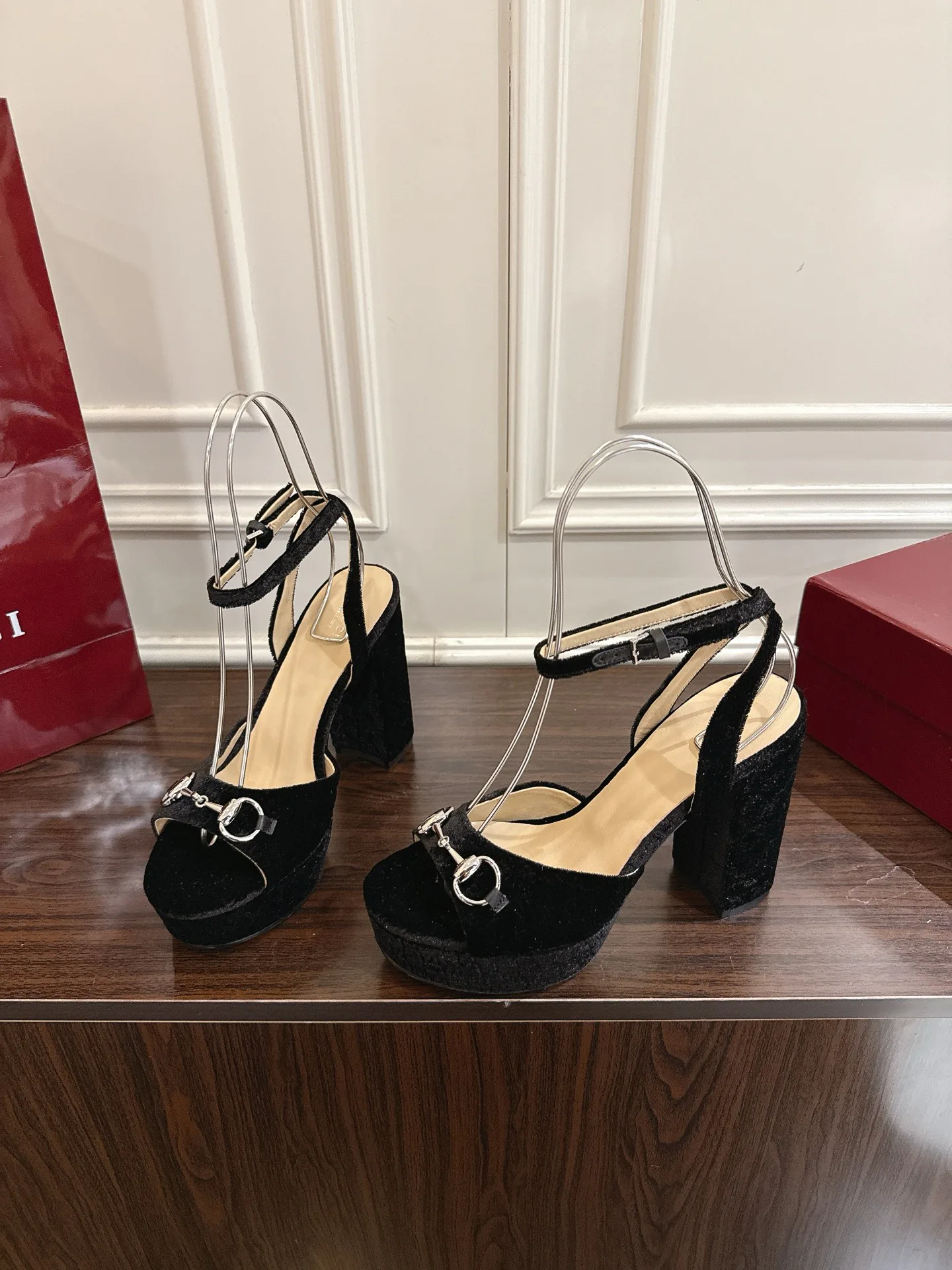 Босоножки Женские Gucci 19410066