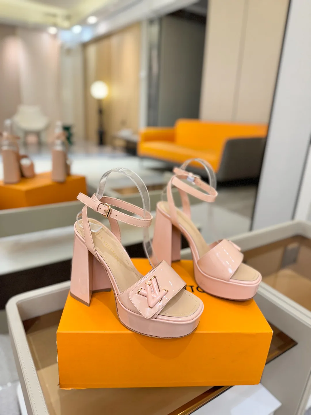 Босоножки Женские Louis Vuitton 17946857