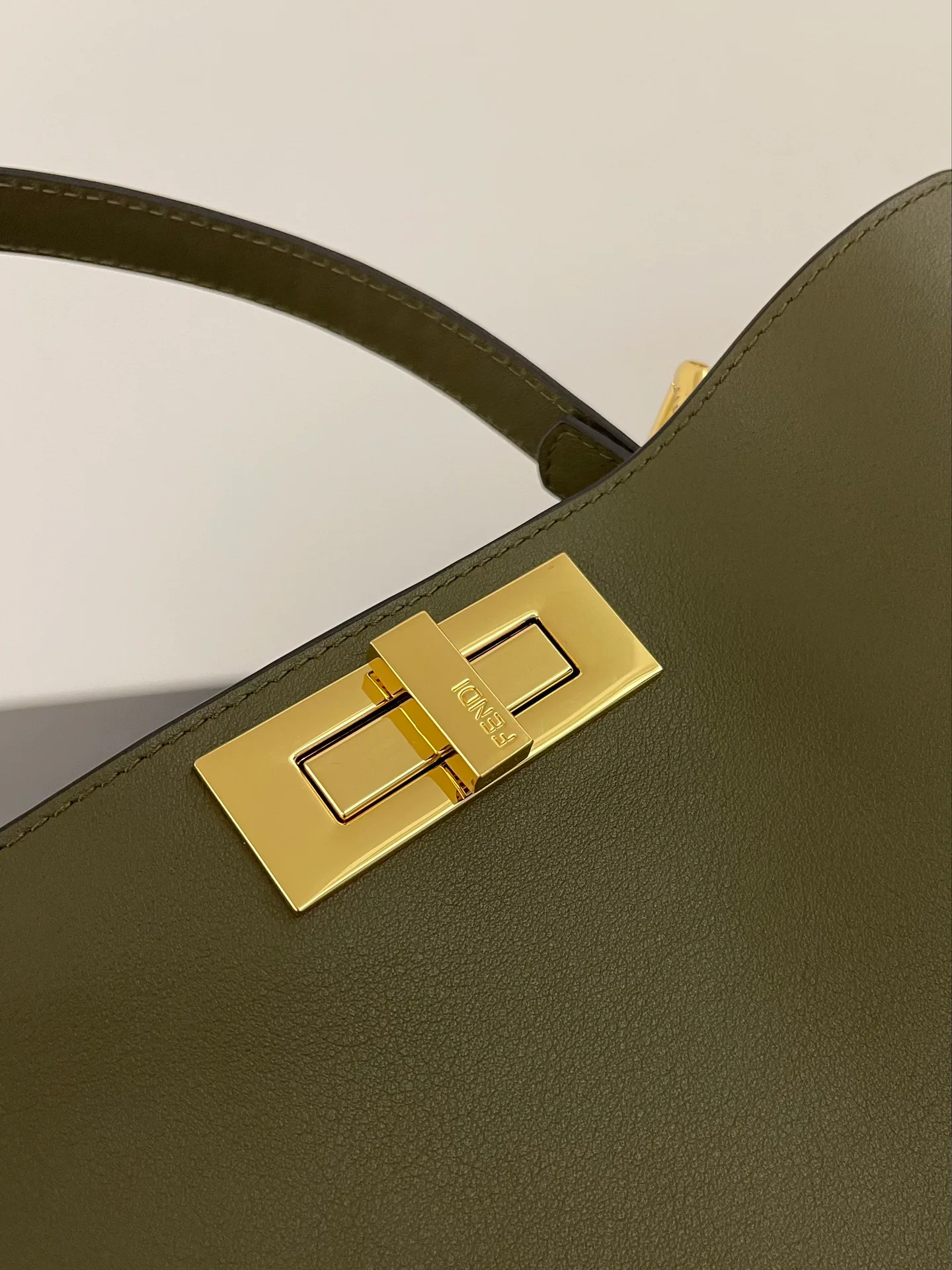 Классические Сумки Женские Fendi 13546278