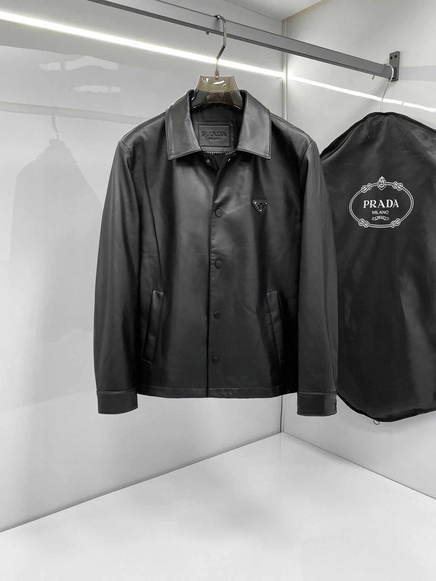 Кожаные Куртки И Дублёнки Женские Prada 870401