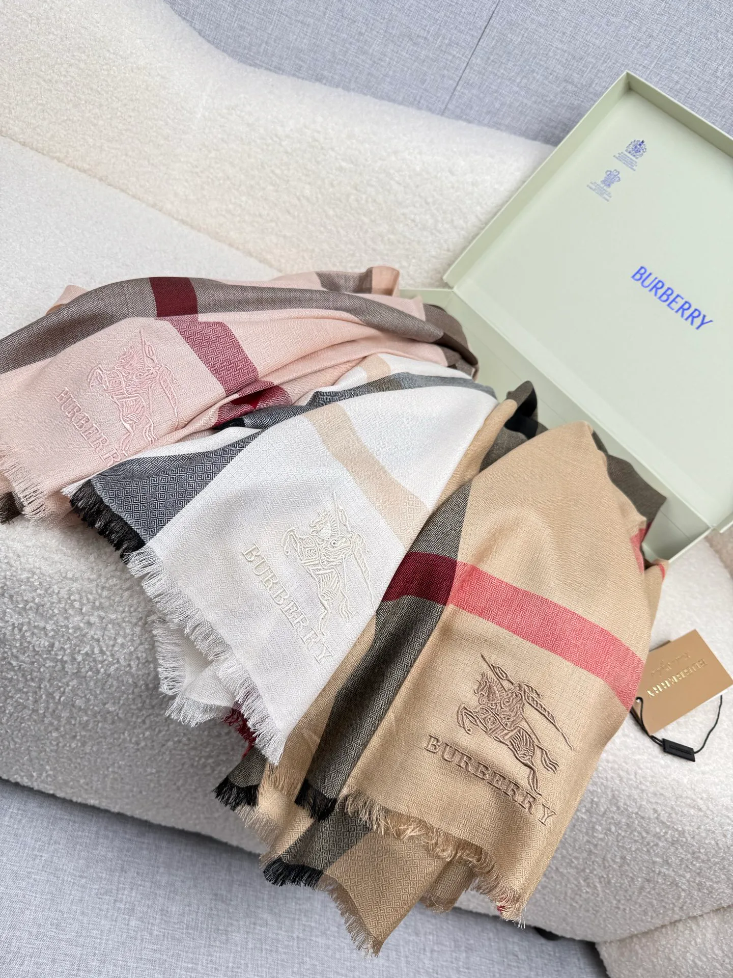 Шарфы Burberry 1420246