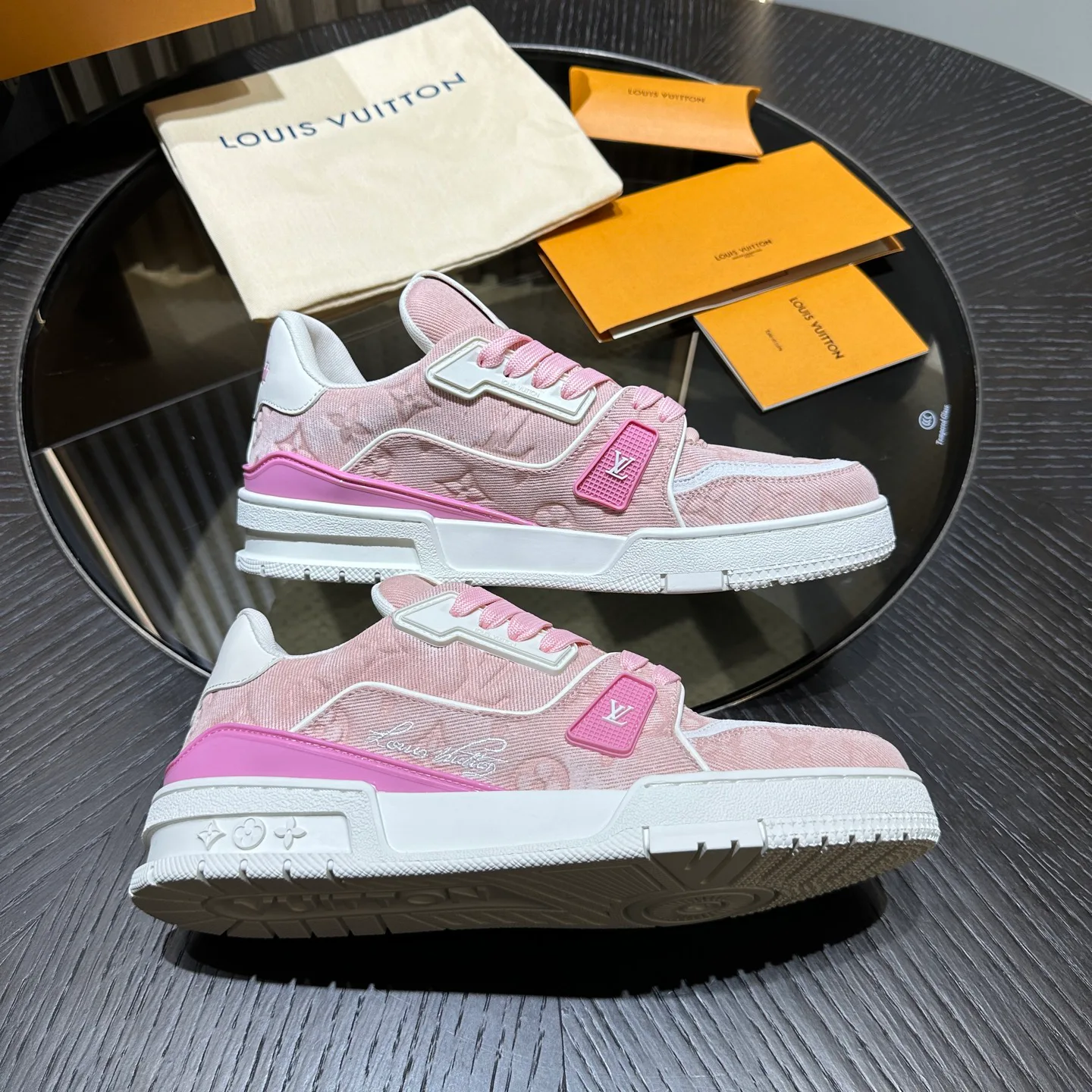 Кроссовки Женские Louis Vuitton 18192509