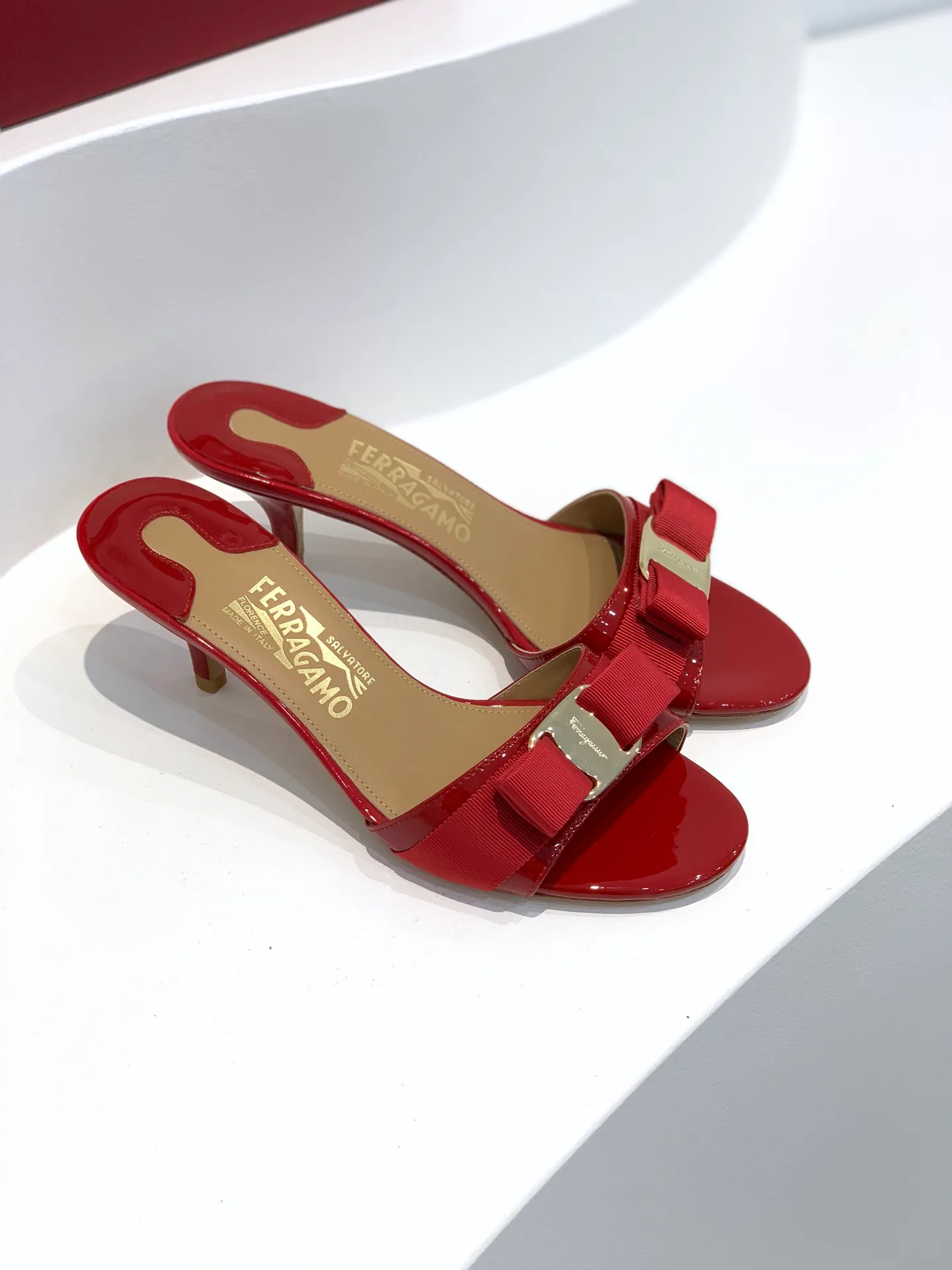 Босоножки Женские Salvatore Ferragamo 17642541