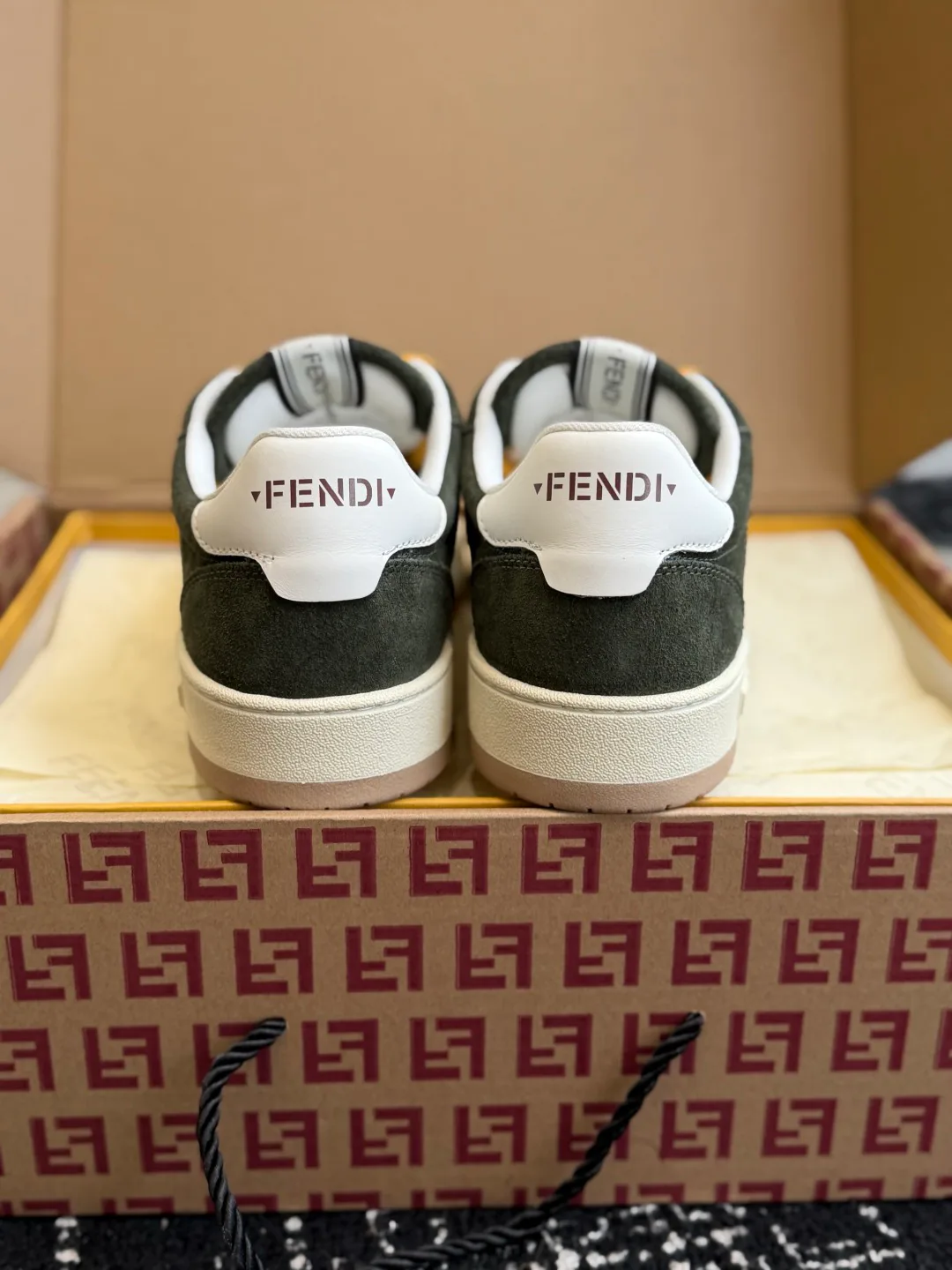 Кроссовки Женские Fendi 18309249