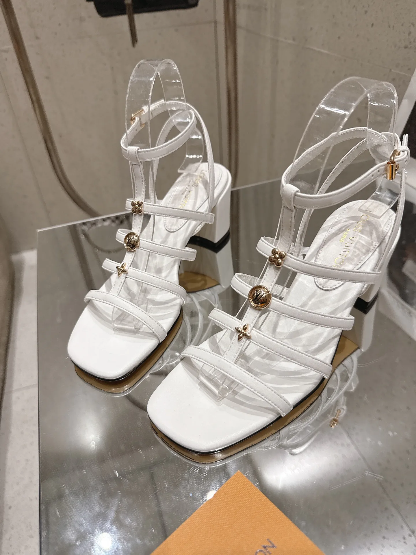 Босоножки Женские Louis Vuitton 17524783