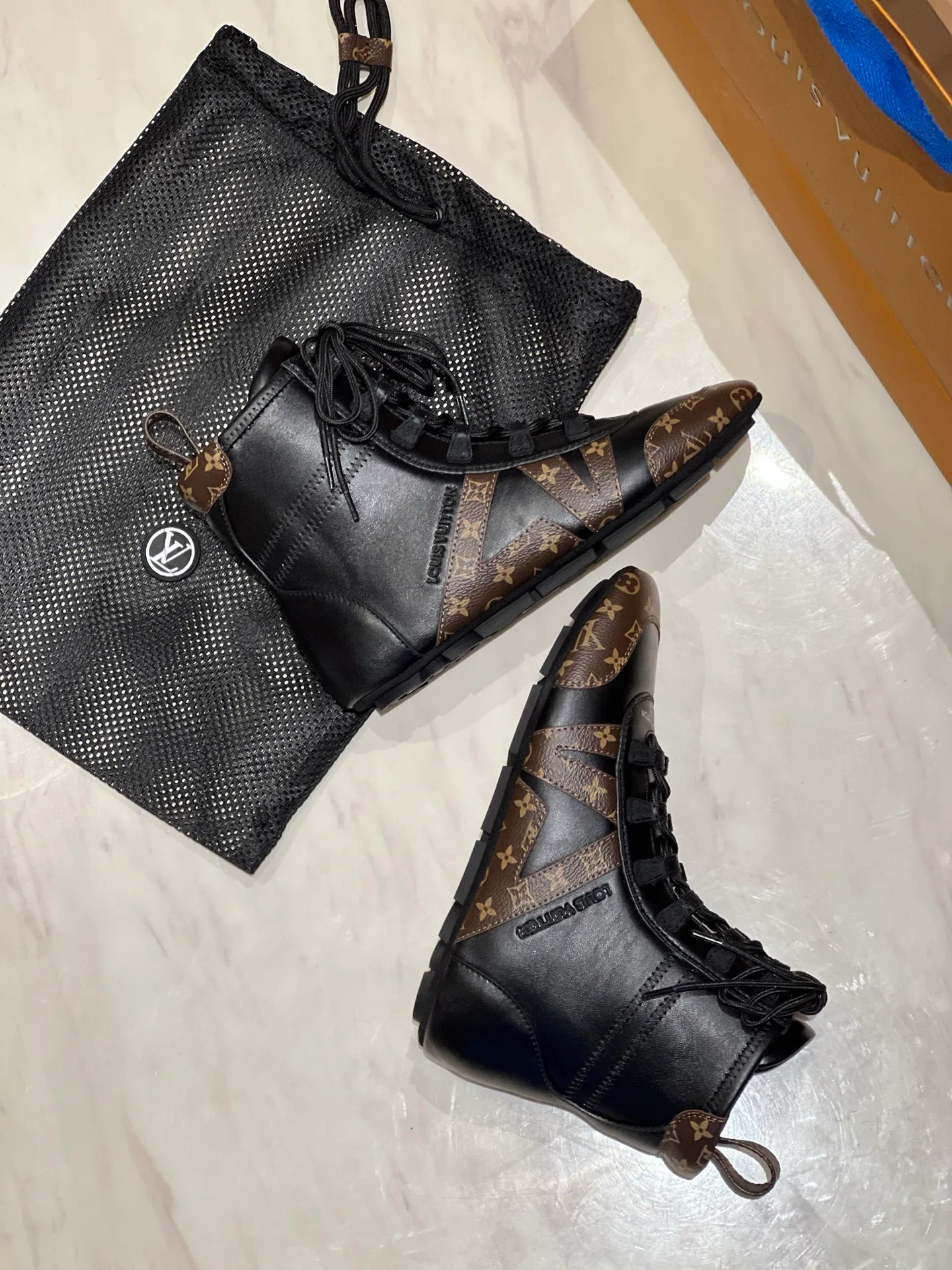 Кроссовки Женские Louis Vuitton 18194174
