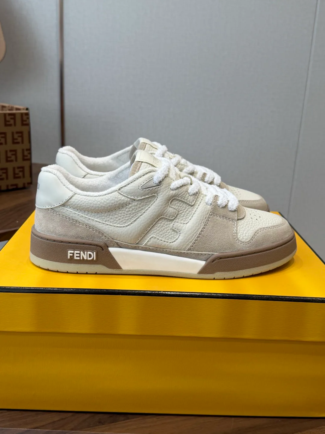Кроссовки Женские Fendi 17908427