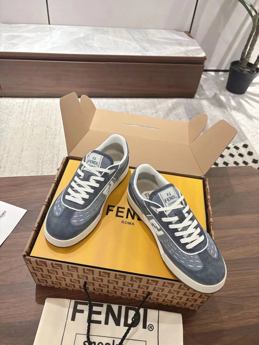 Кроссовки Женские Fendi 18219521