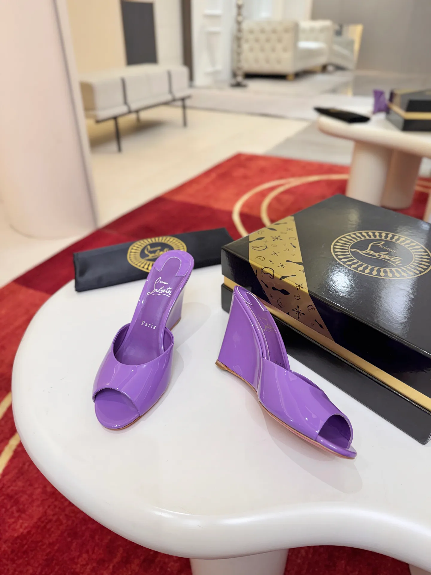 Босоножки Женские Christian Louboutin 18500933