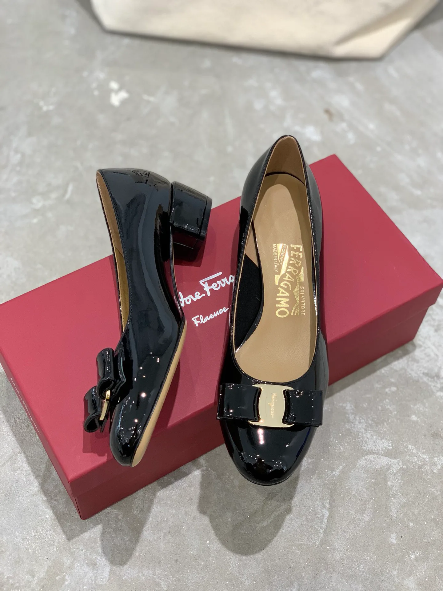 Туфли Женские Salvatore Ferragamo 18340709