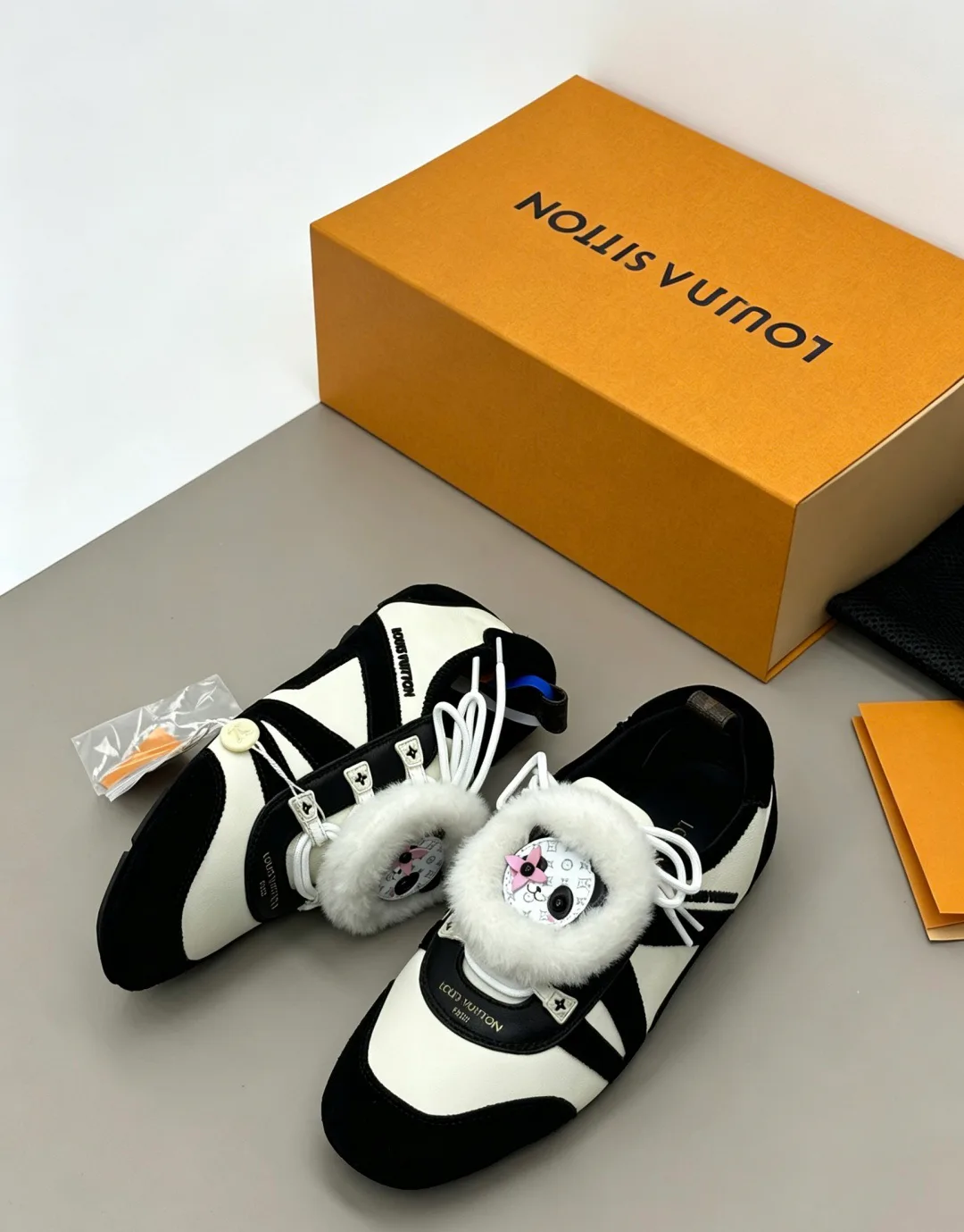 Кроссовки Женские Louis Vuitton 18006200