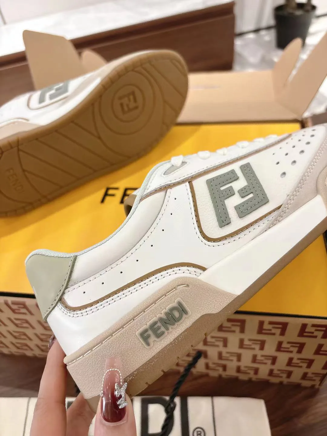 Кроссовки Женские Fendi 18219519