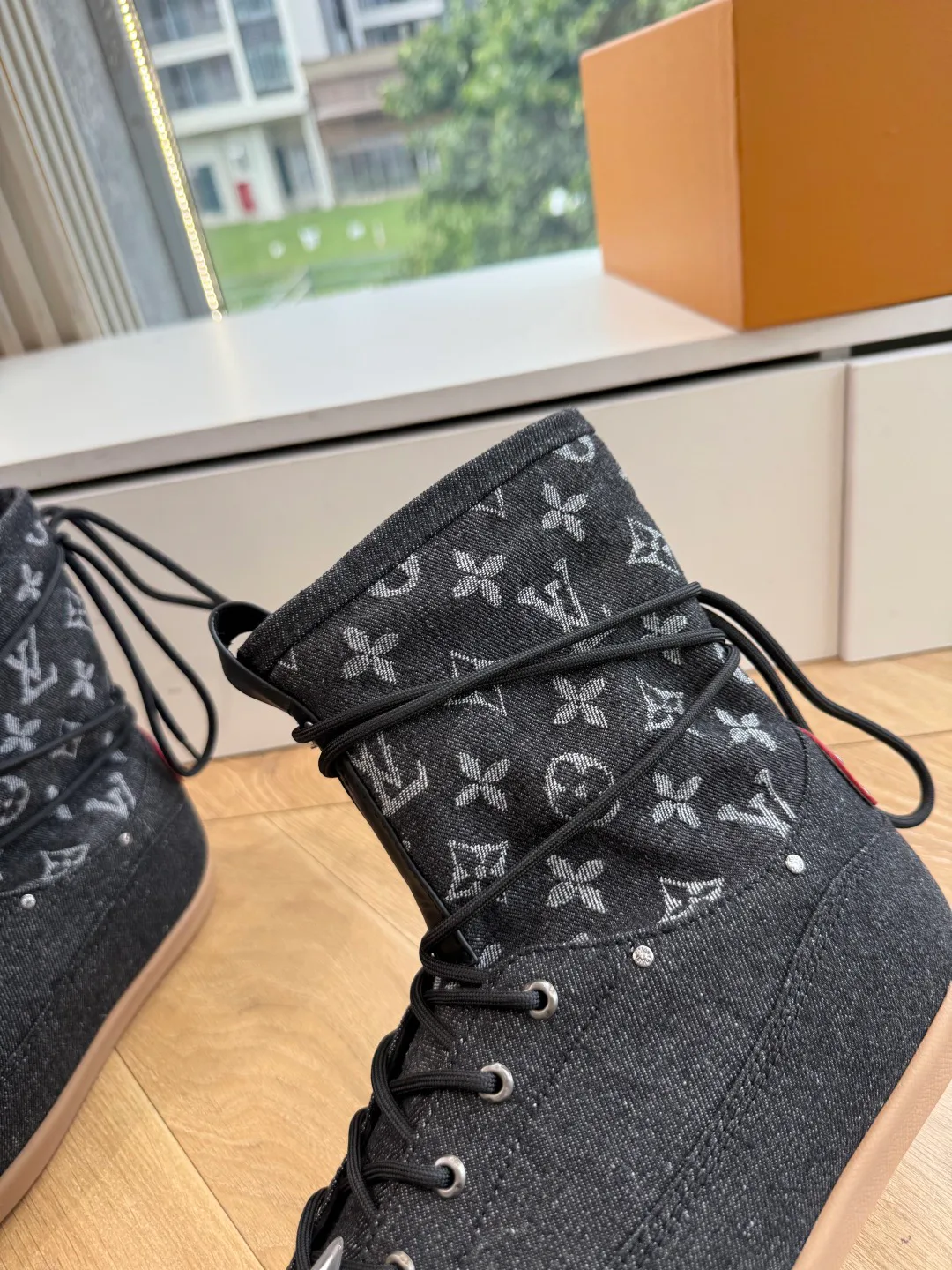 Кроссовки Женские Louis Vuitton 18727408
