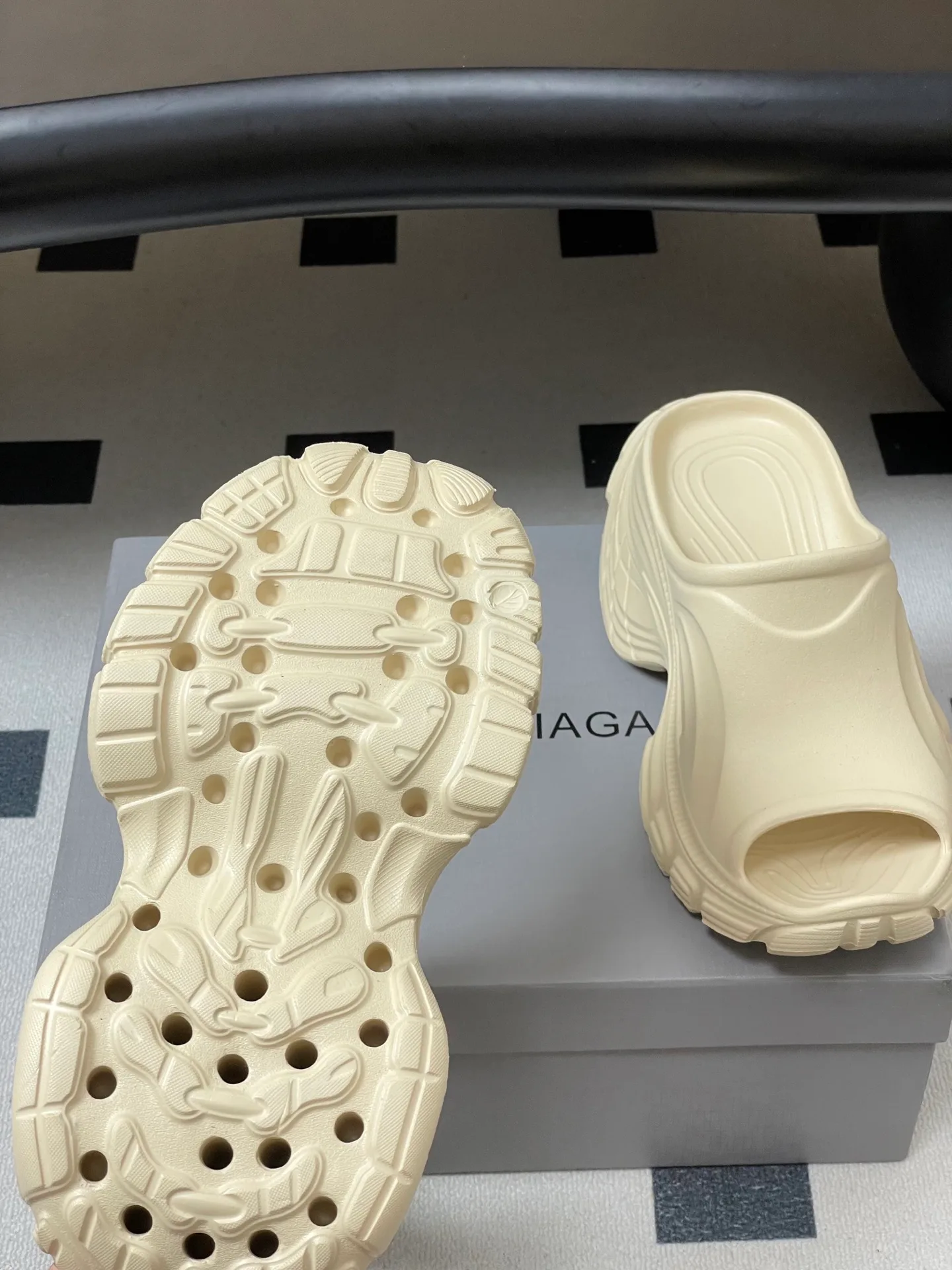 Шлепанцы Женские Balenciaga 13343861